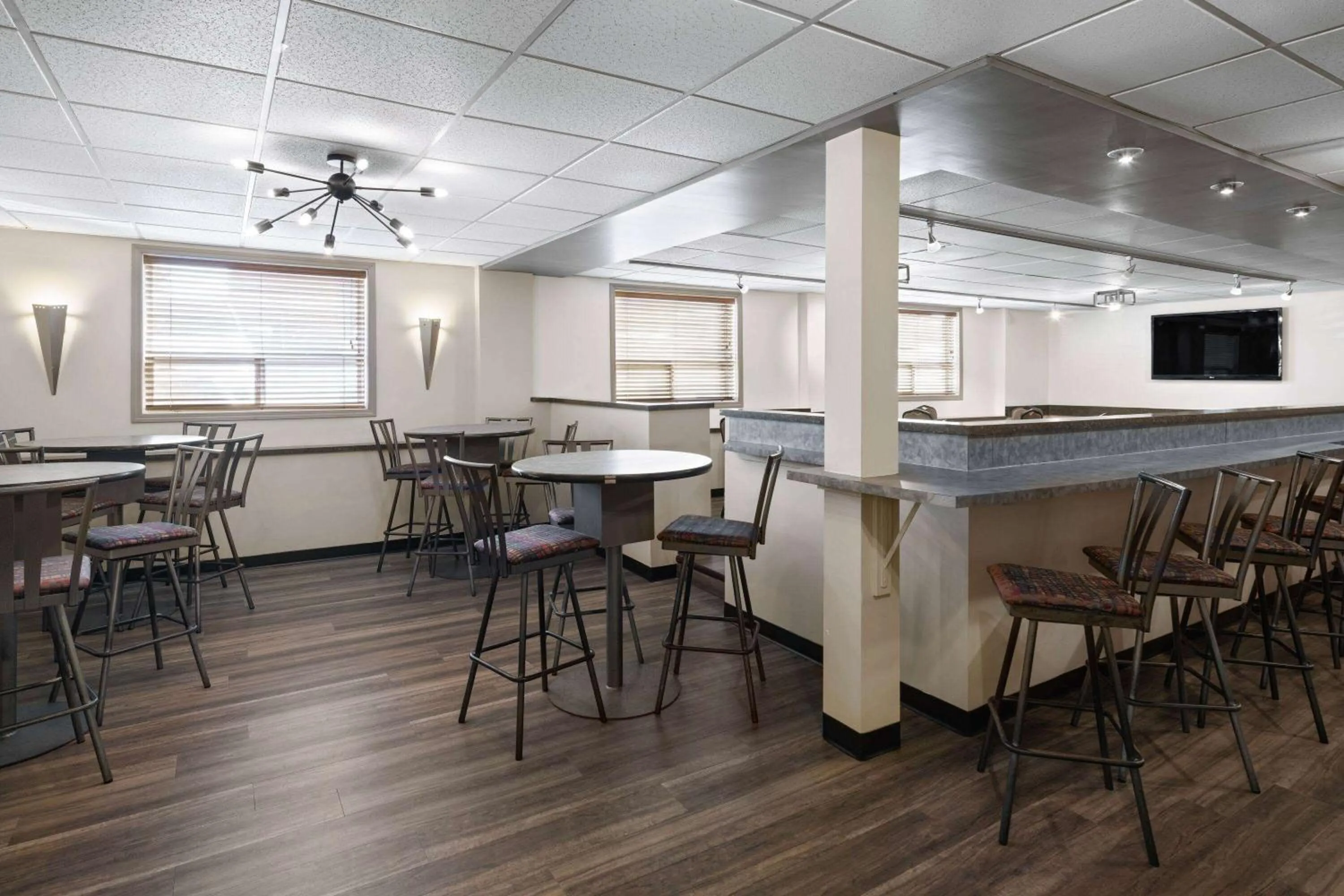 Lounge or bar in Vantage Inn & Suites