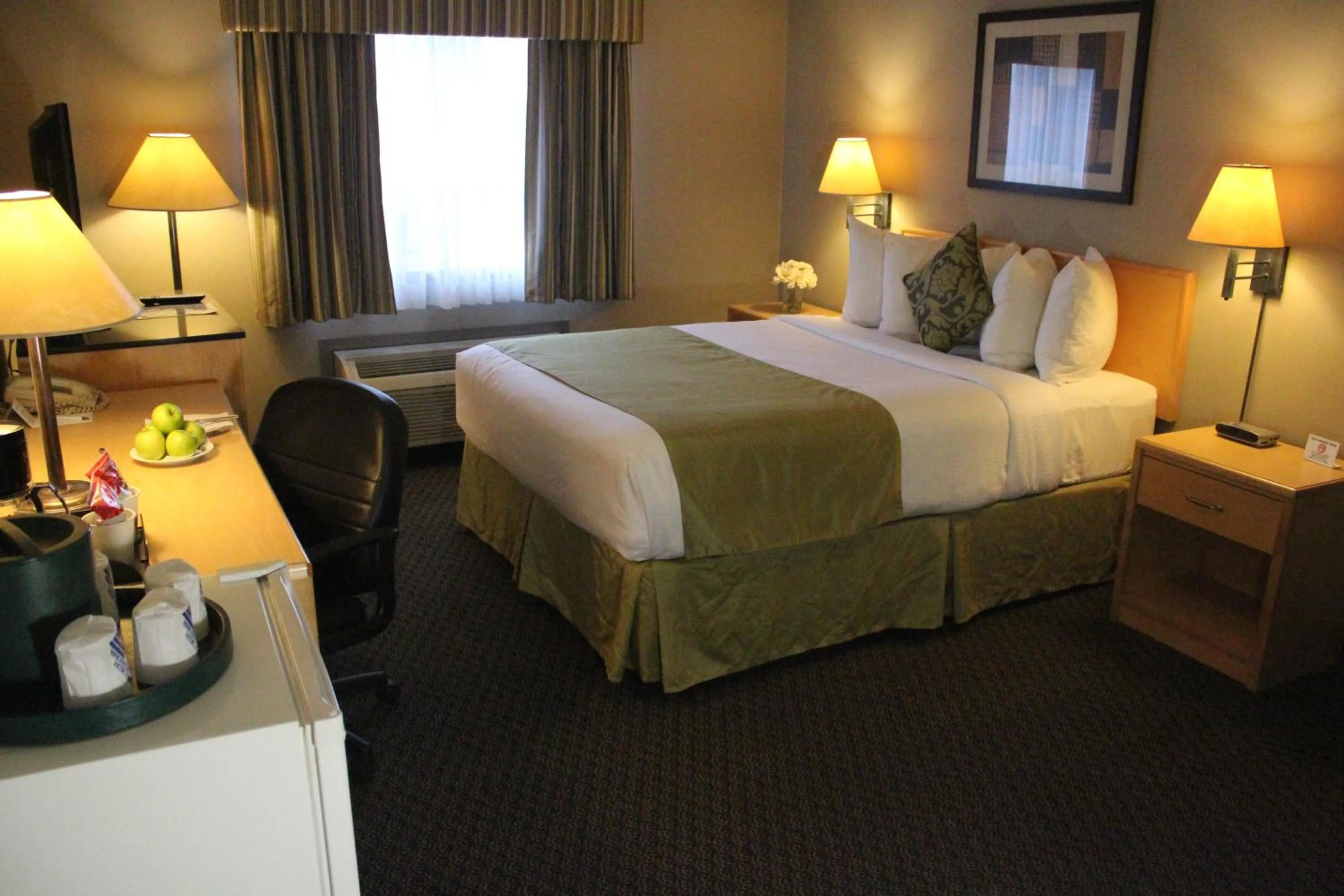 Bedroom, Bed in Travelodge by Wyndham Fort McMurray