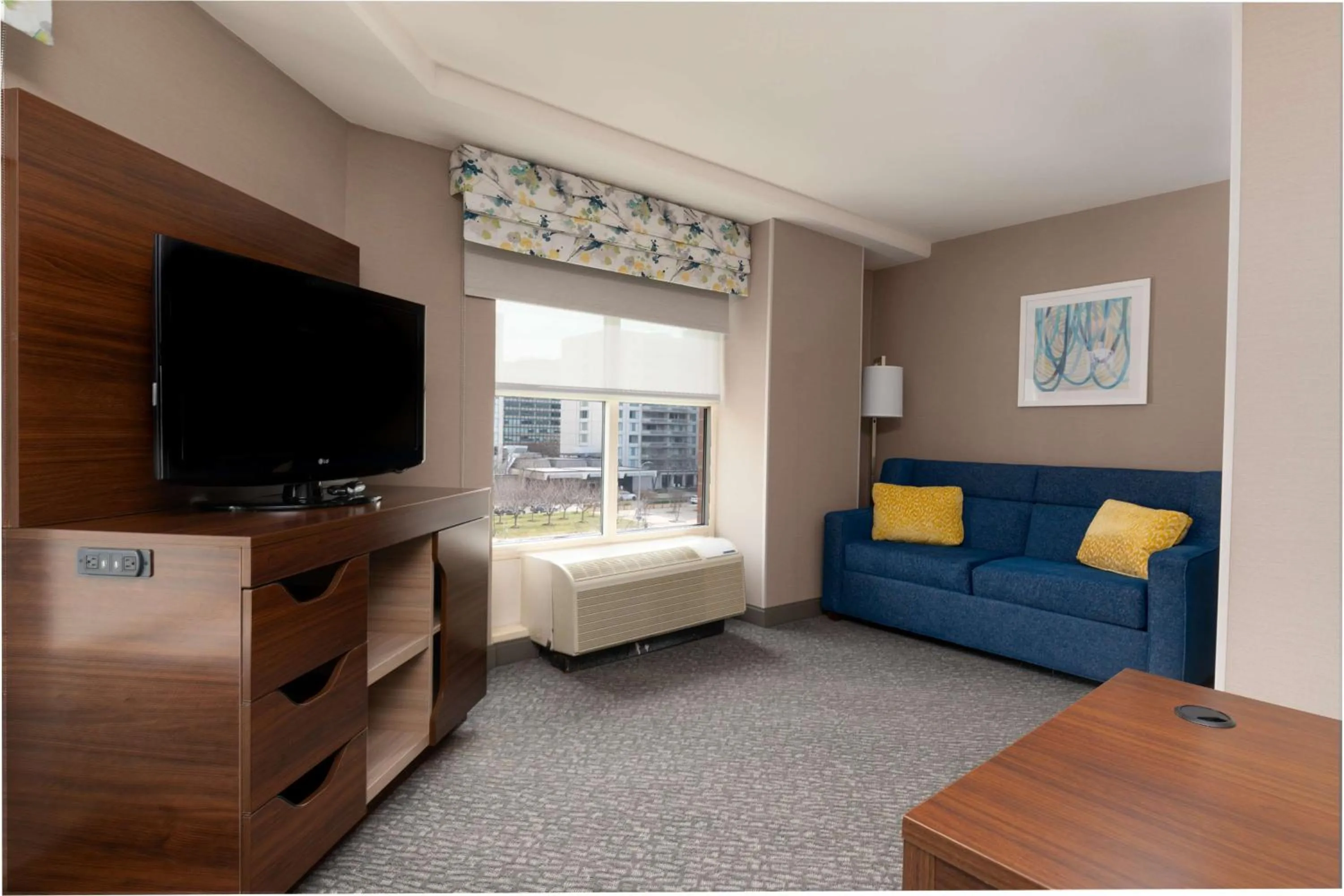 Living room, Bed in Hampton Inn & Suites Arlington Crystal City DCA