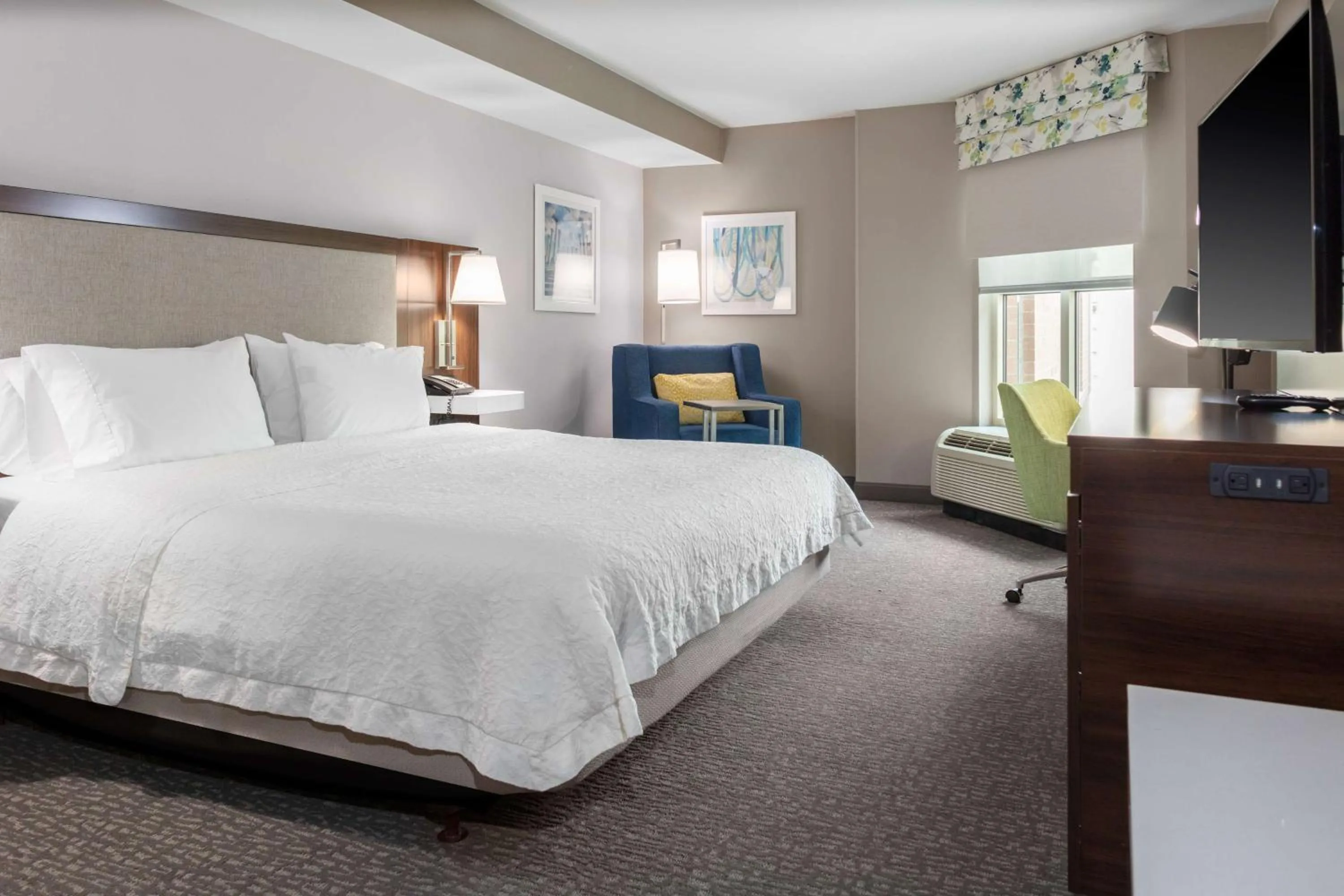 Bed in Hampton Inn & Suites Arlington Crystal City DCA