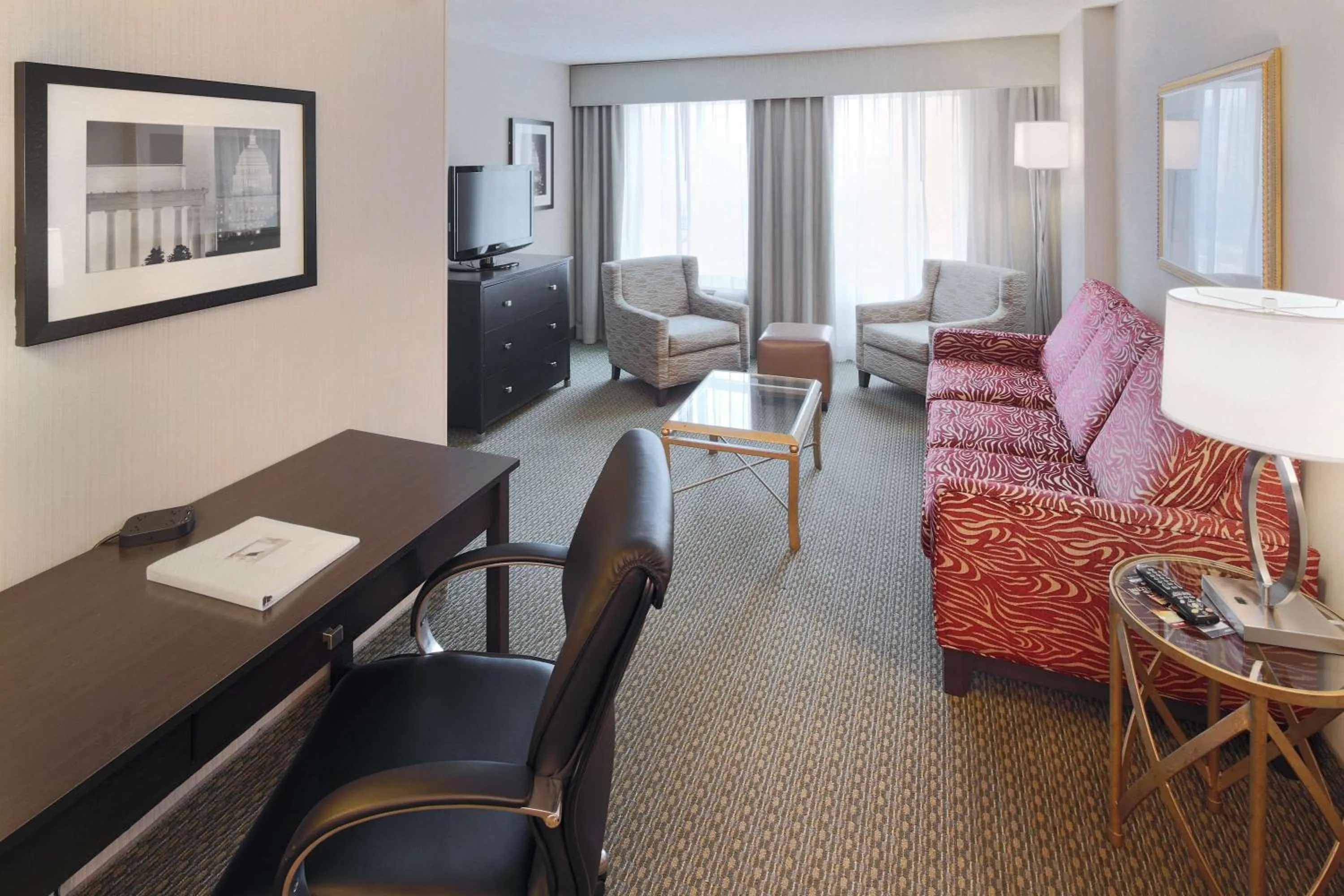 Living room, Bed in Hampton Inn & Suites Arlington Crystal City DCA