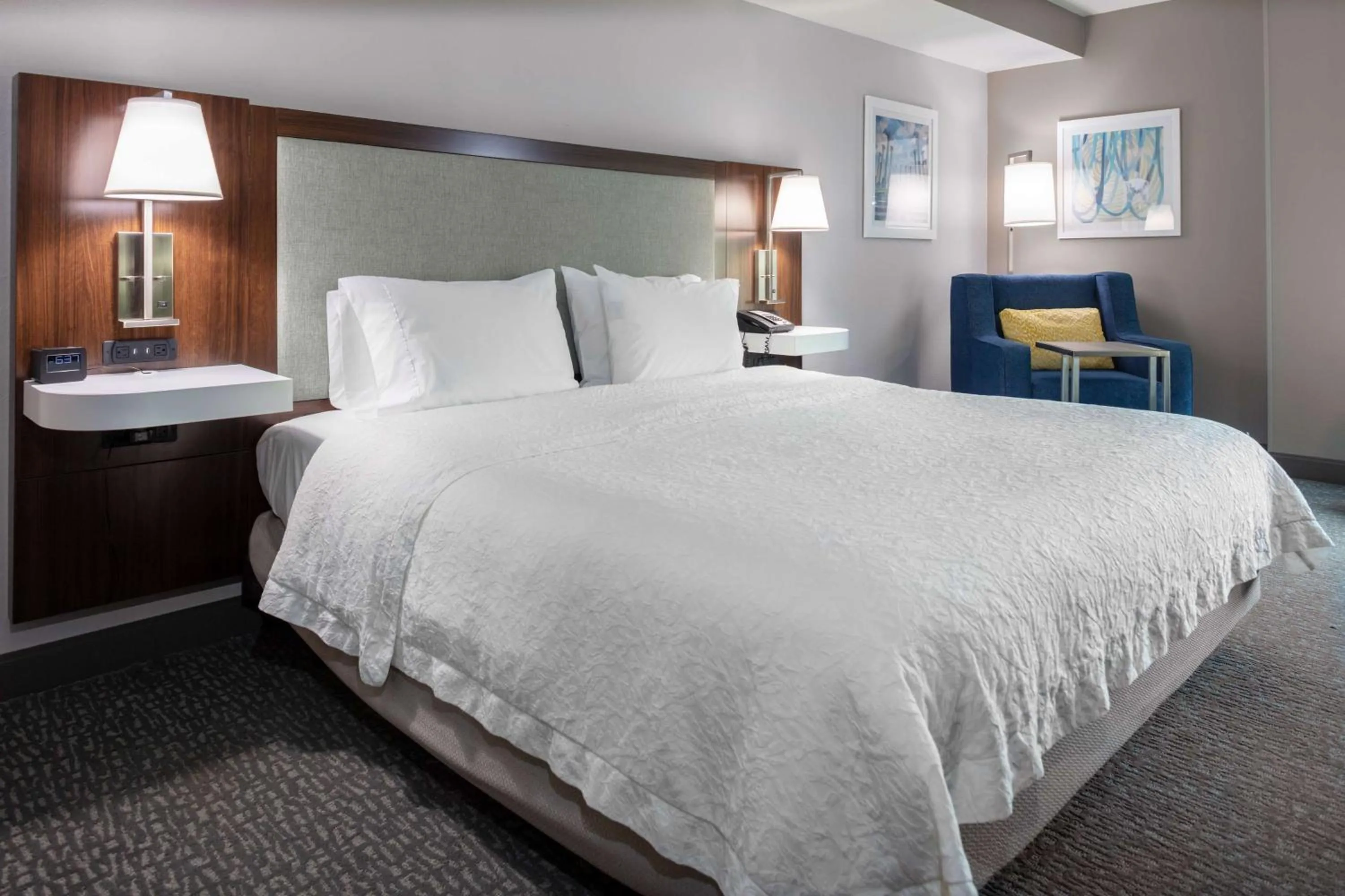 Bed in Hampton Inn & Suites Arlington Crystal City DCA