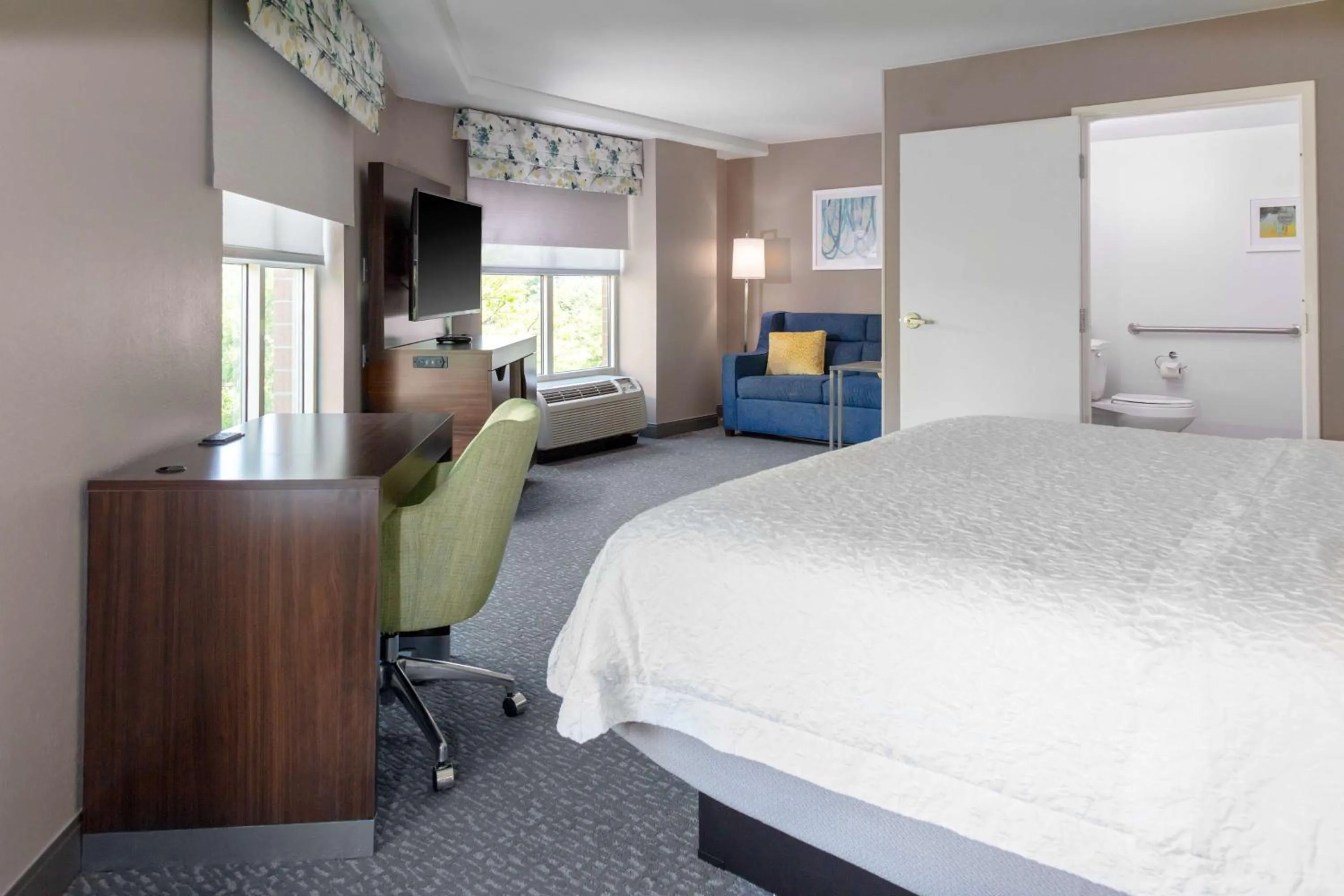Bedroom, Bed in Hampton Inn & Suites Arlington Crystal City DCA