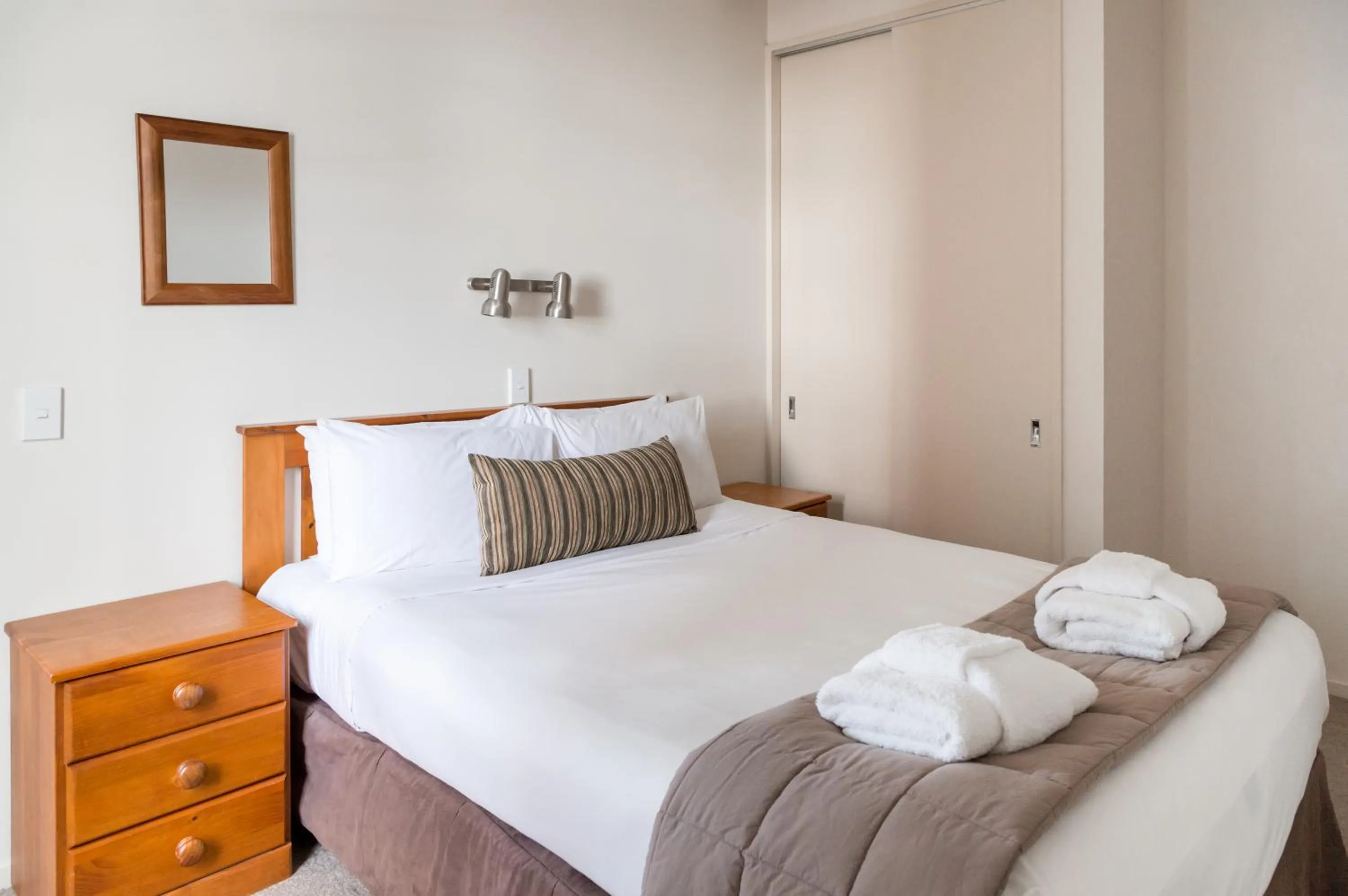 Bedroom, Bed in Courtenay Village