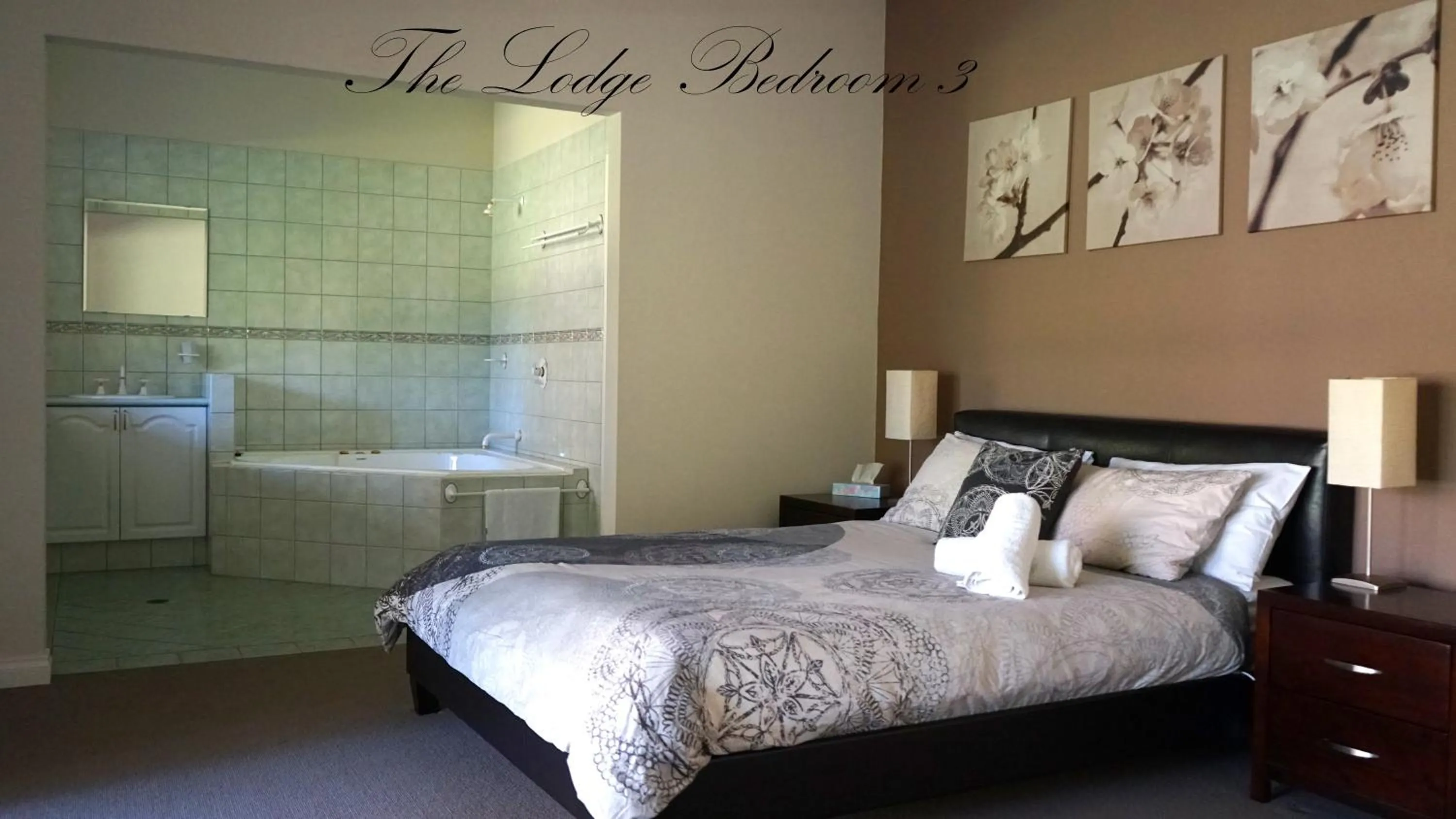 Bed in Harmony Forest Cottages & Lake side Lodge