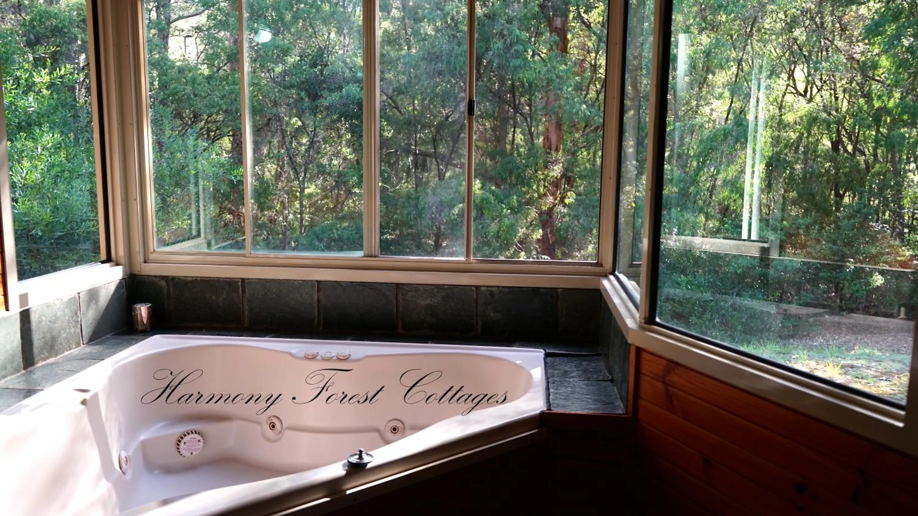 Hot Tub, Bed in Harmony Forest Cottages & Lake side Lodge