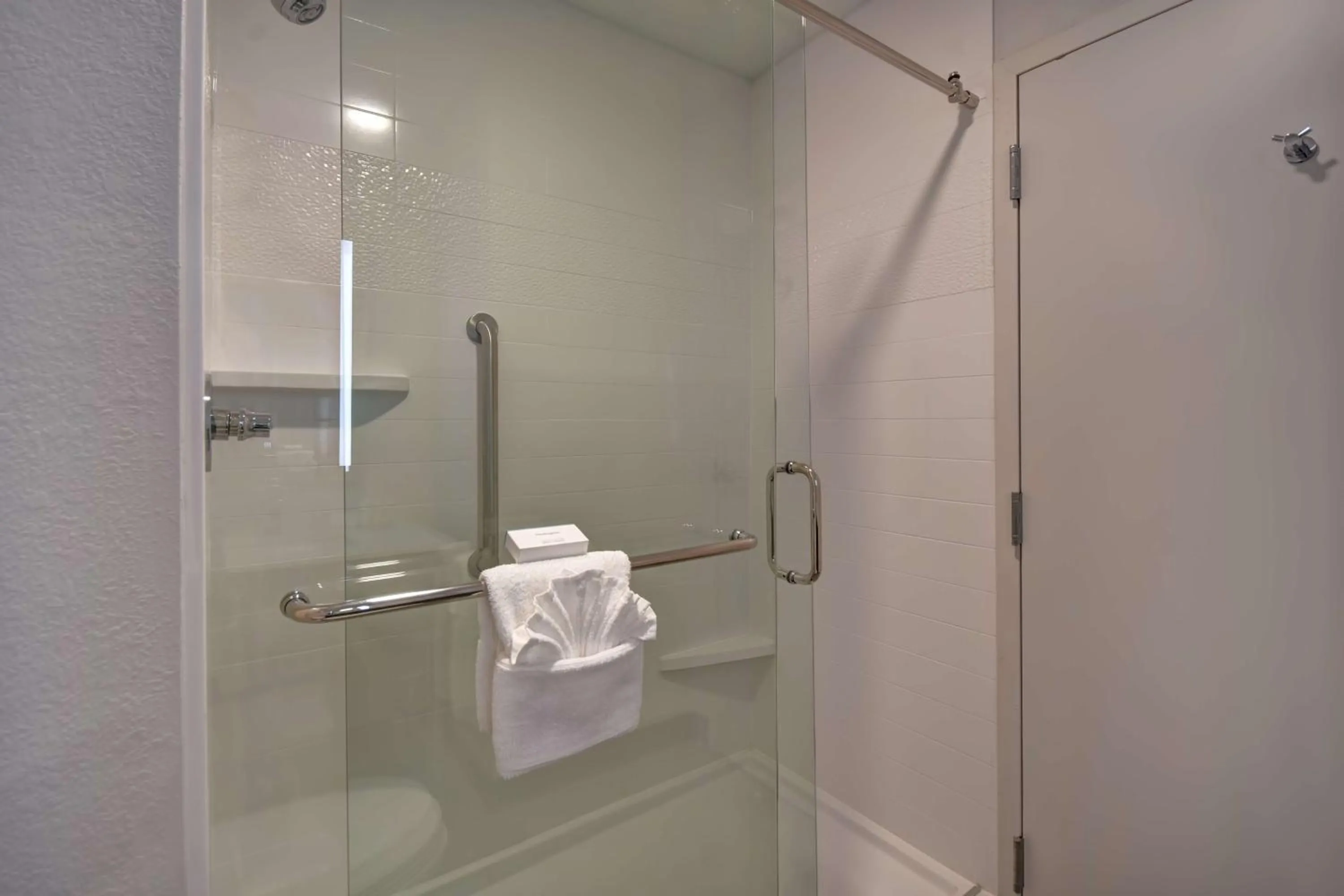 Bathroom in Hampton Inn Potomac Mills Woodbridge