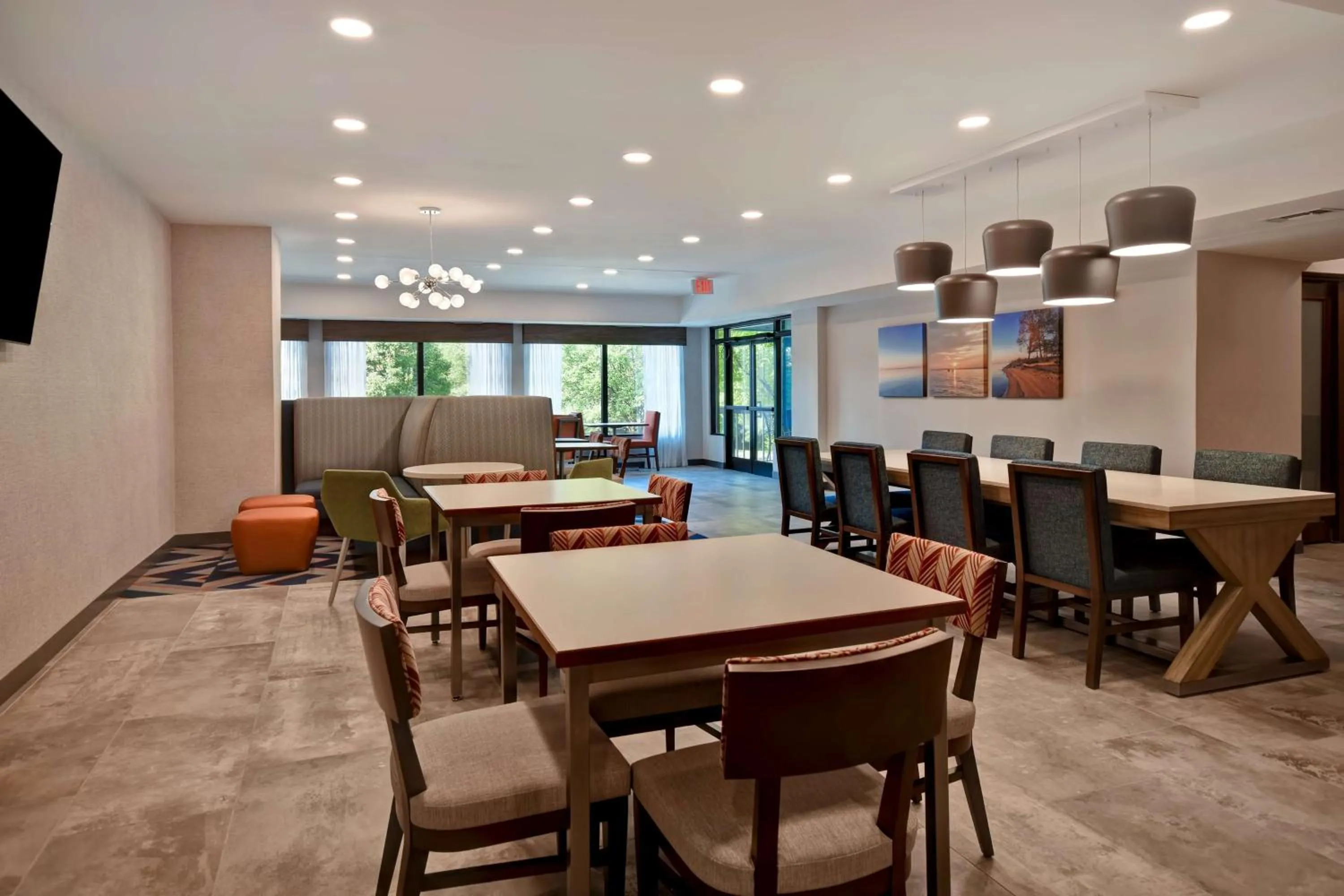 Dining area in Hampton Inn Potomac Mills Woodbridge