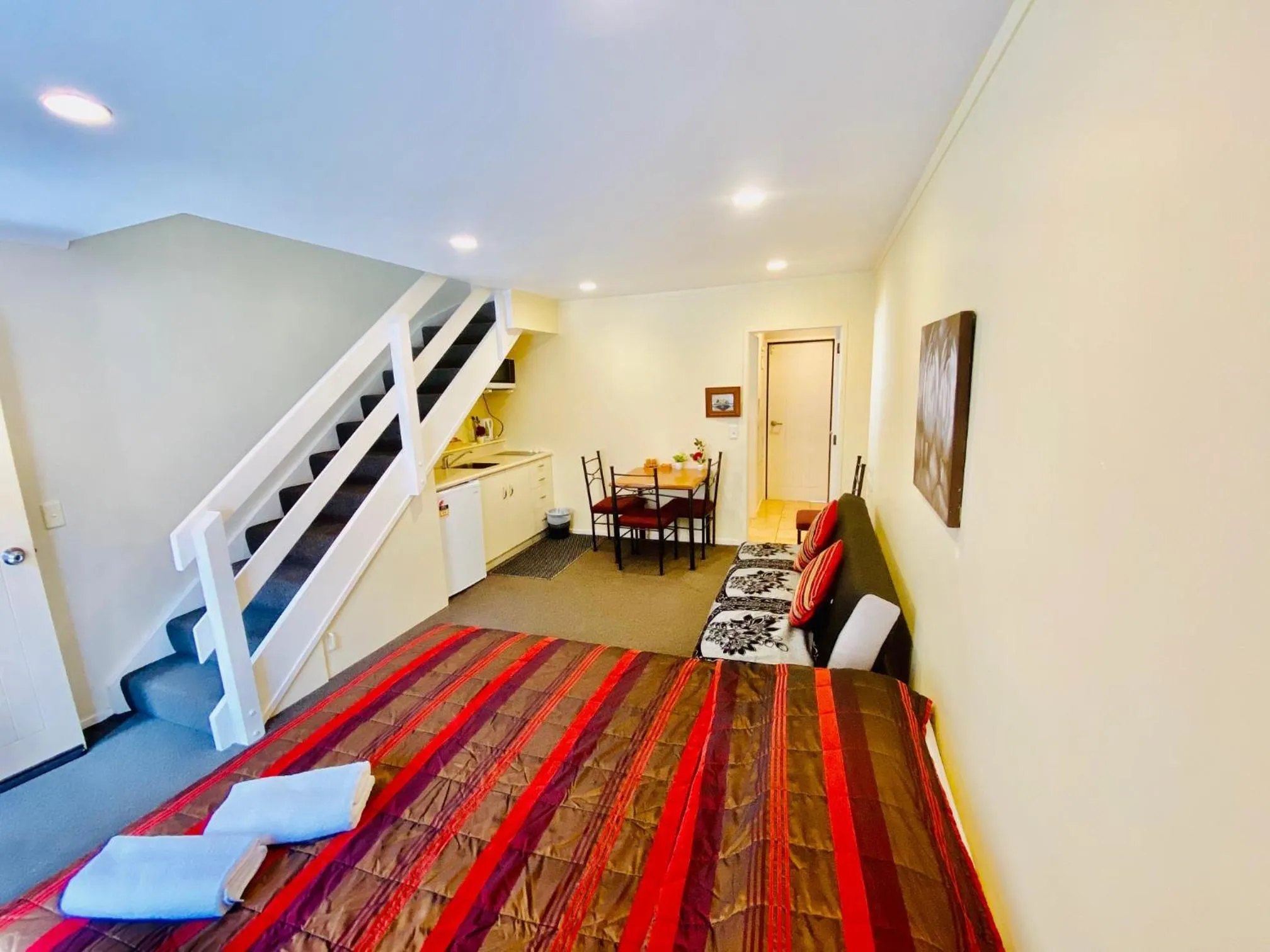 Living room, Bed in Baden Lodge Motel - PRIVATE SPA Bath