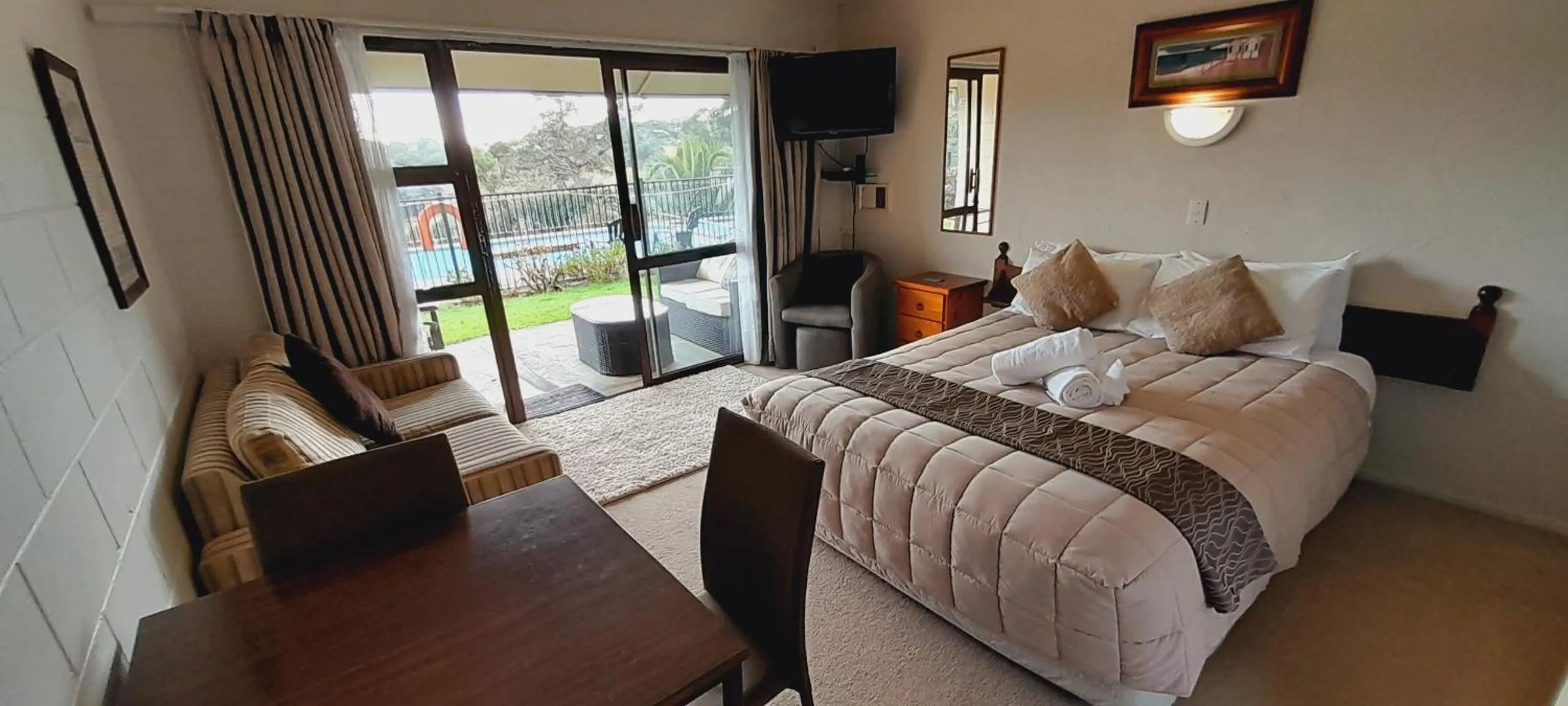 Bed in Waterfalls Estate - Motel & Campground