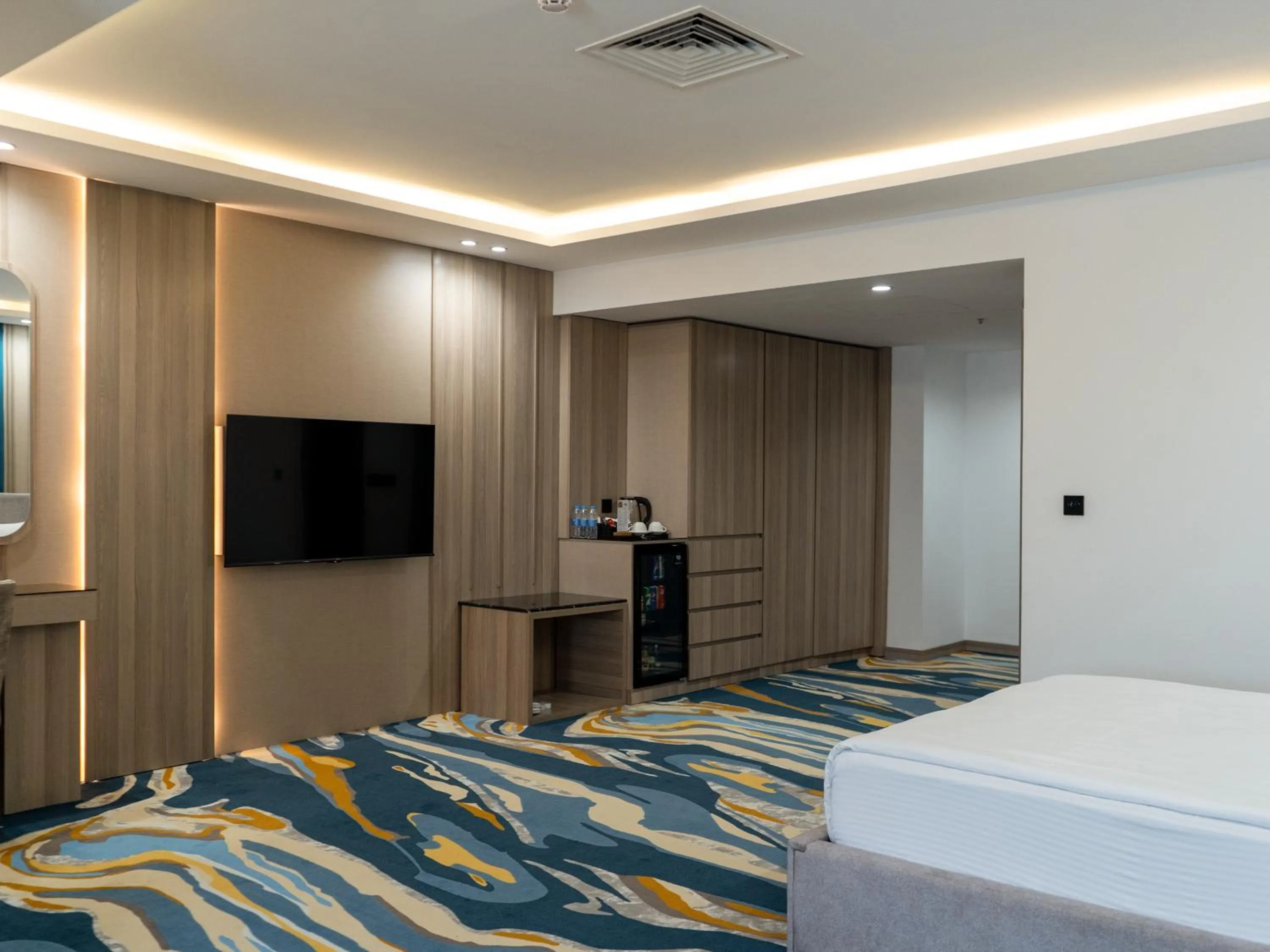 Bedroom, Bed in Van Royal Hotel