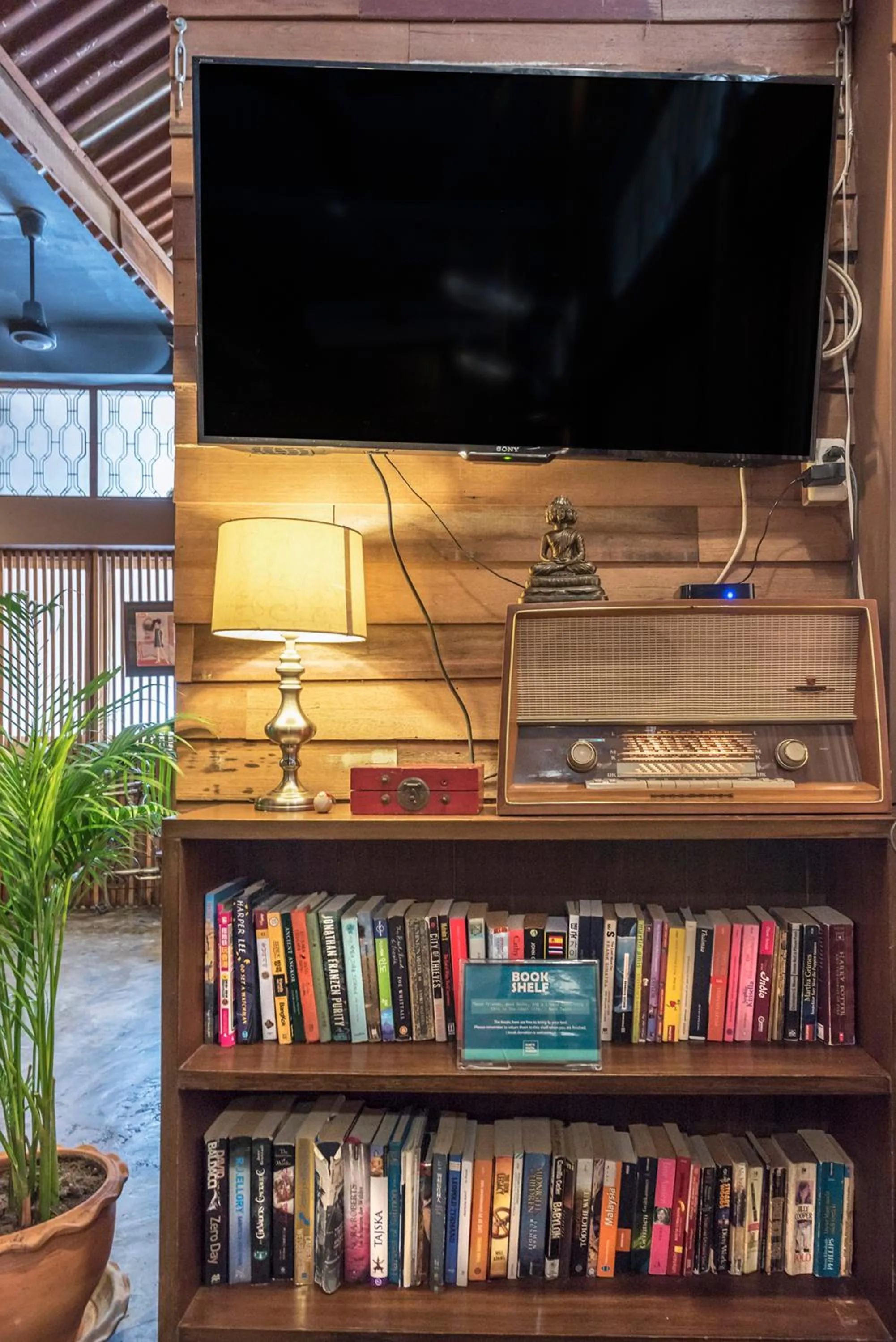 Communal lounge/ TV room in Suneta Hostel Khaosan