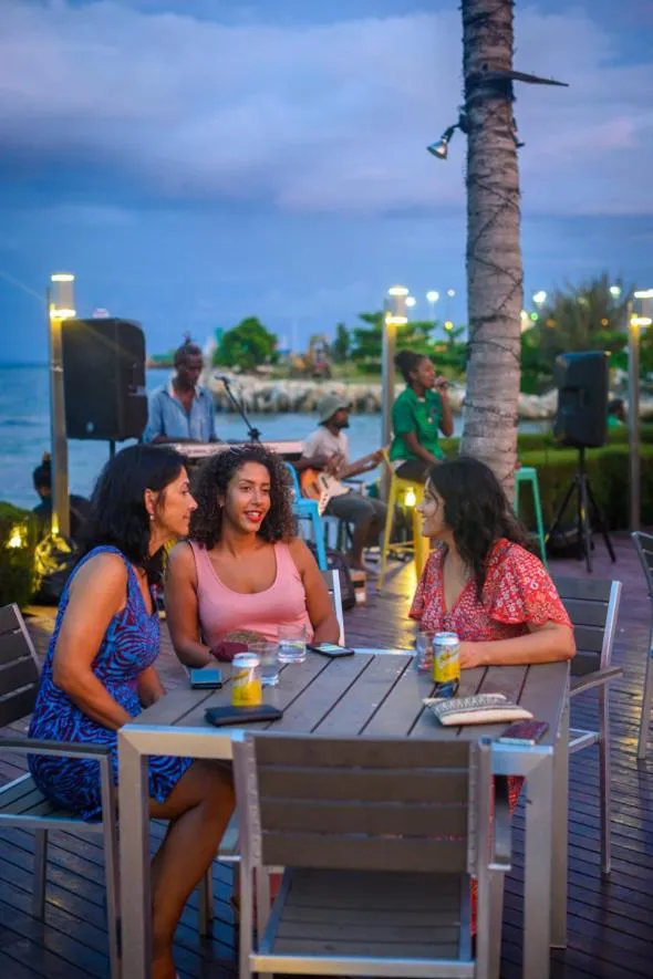 Restaurant/places to eat in Heritage Park Hotel