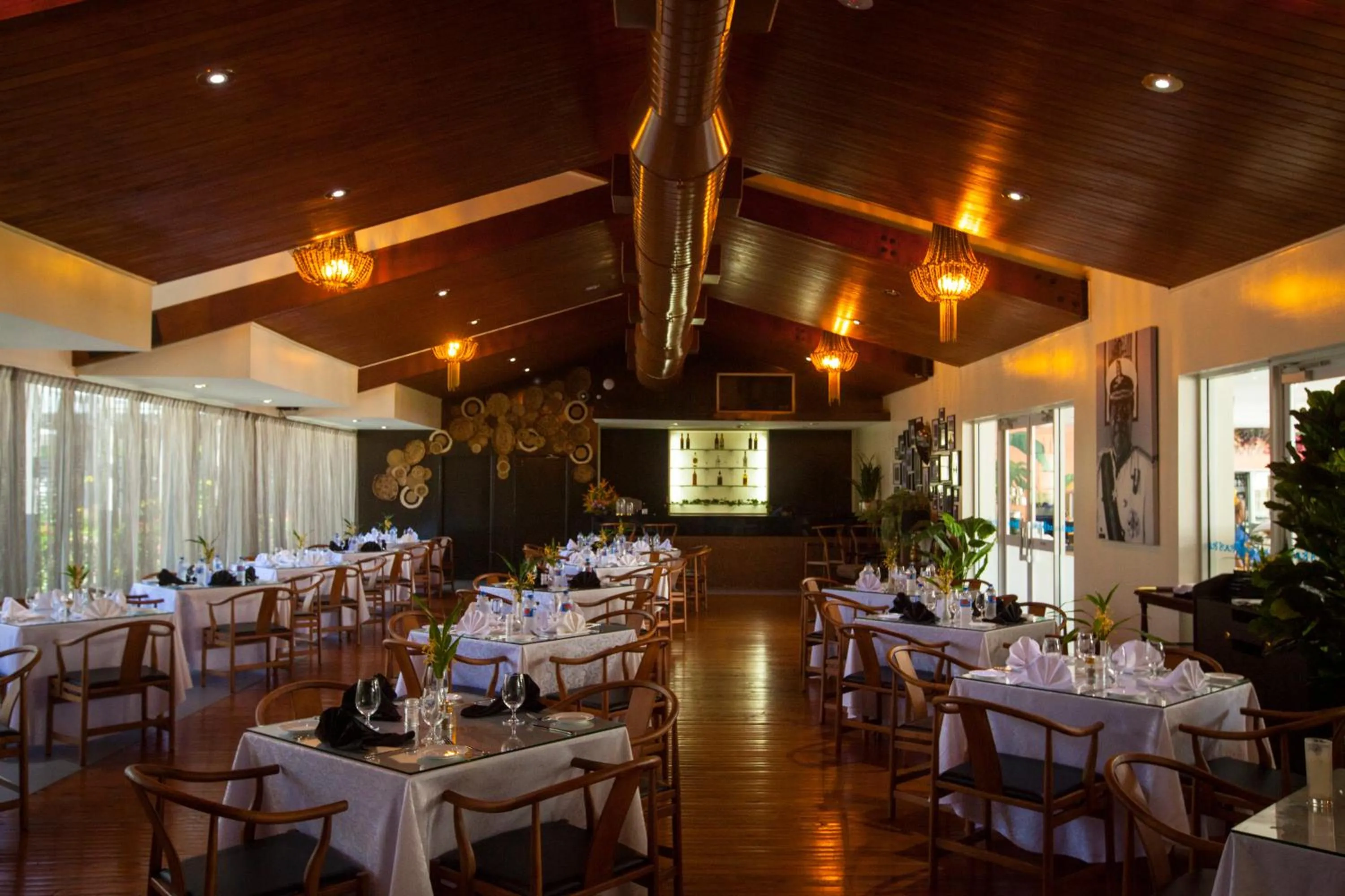 Restaurant/places to eat in Heritage Park Hotel