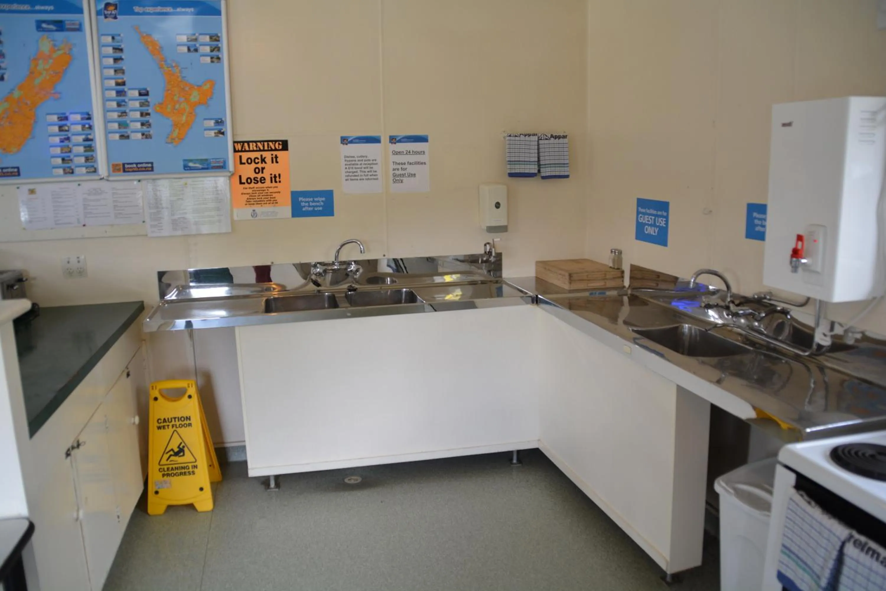 Communal kitchen in Waitomo TOP 10 Holiday Park