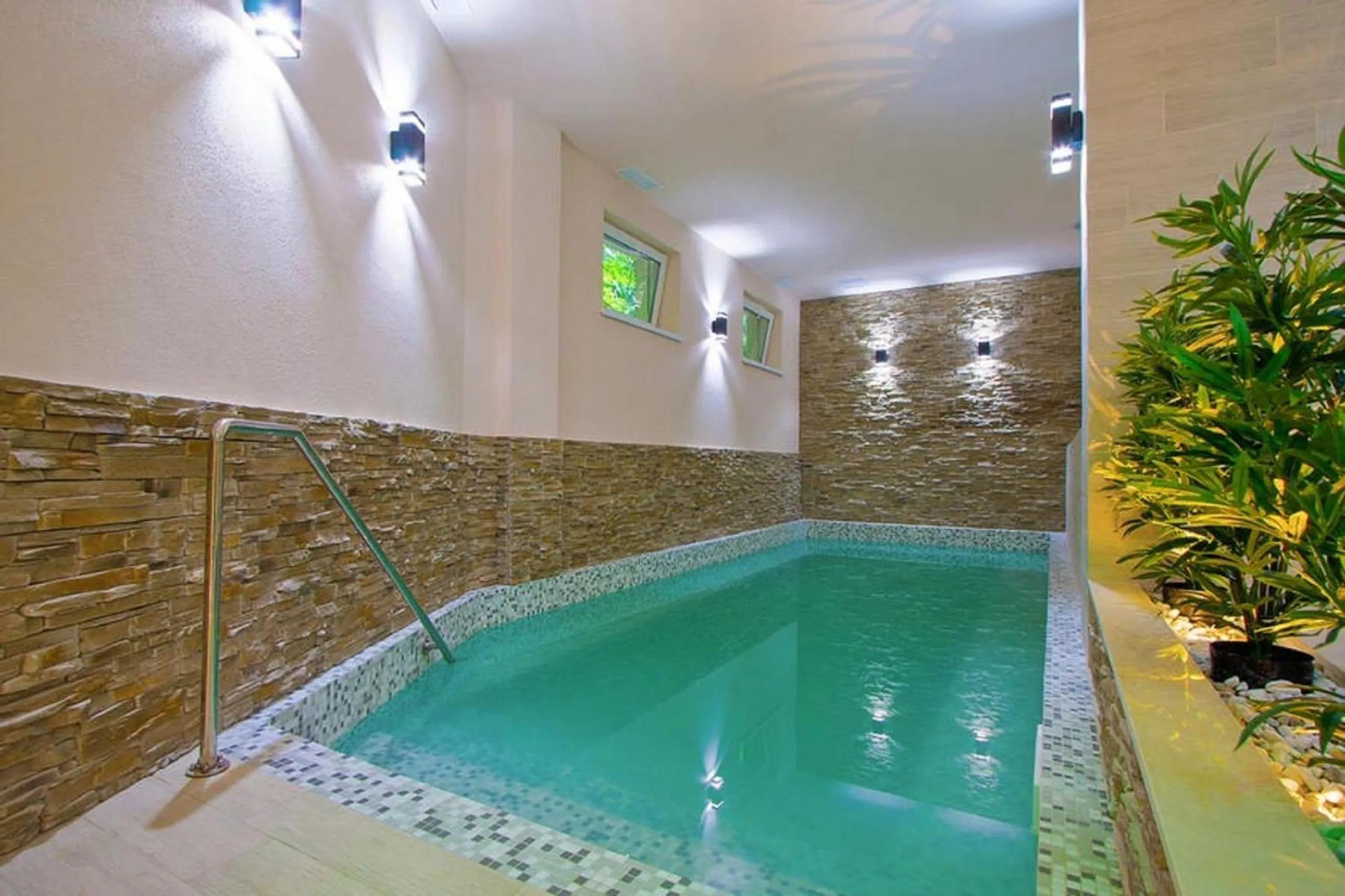 Swimming pool in Hotel Orizont Cozia