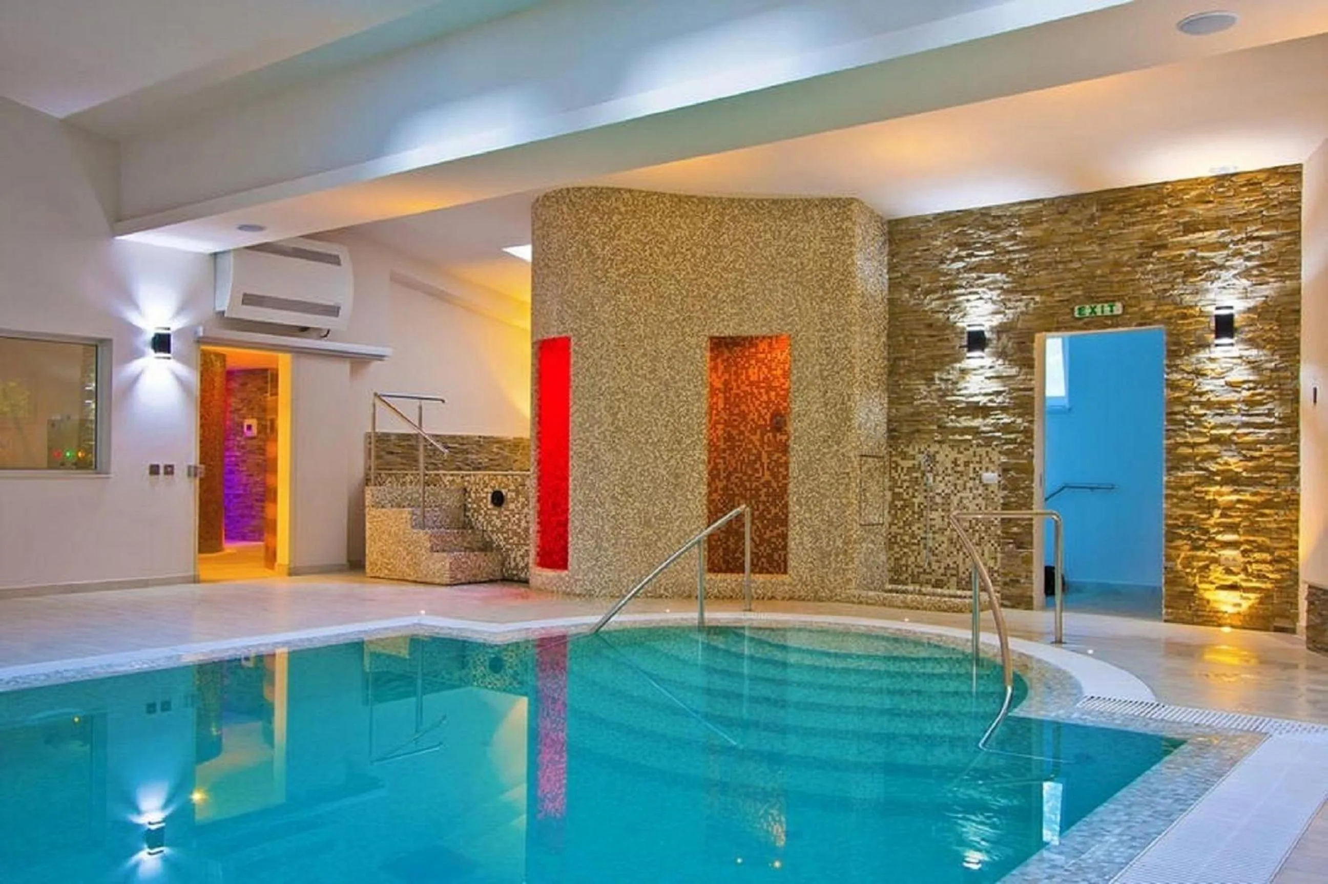 Swimming pool in Hotel Orizont Cozia