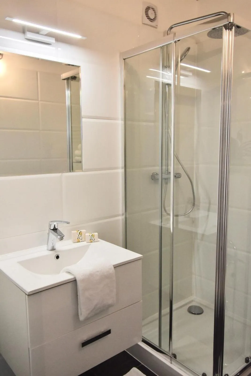 Shower in Schottenring City Stock Exchange Apartments