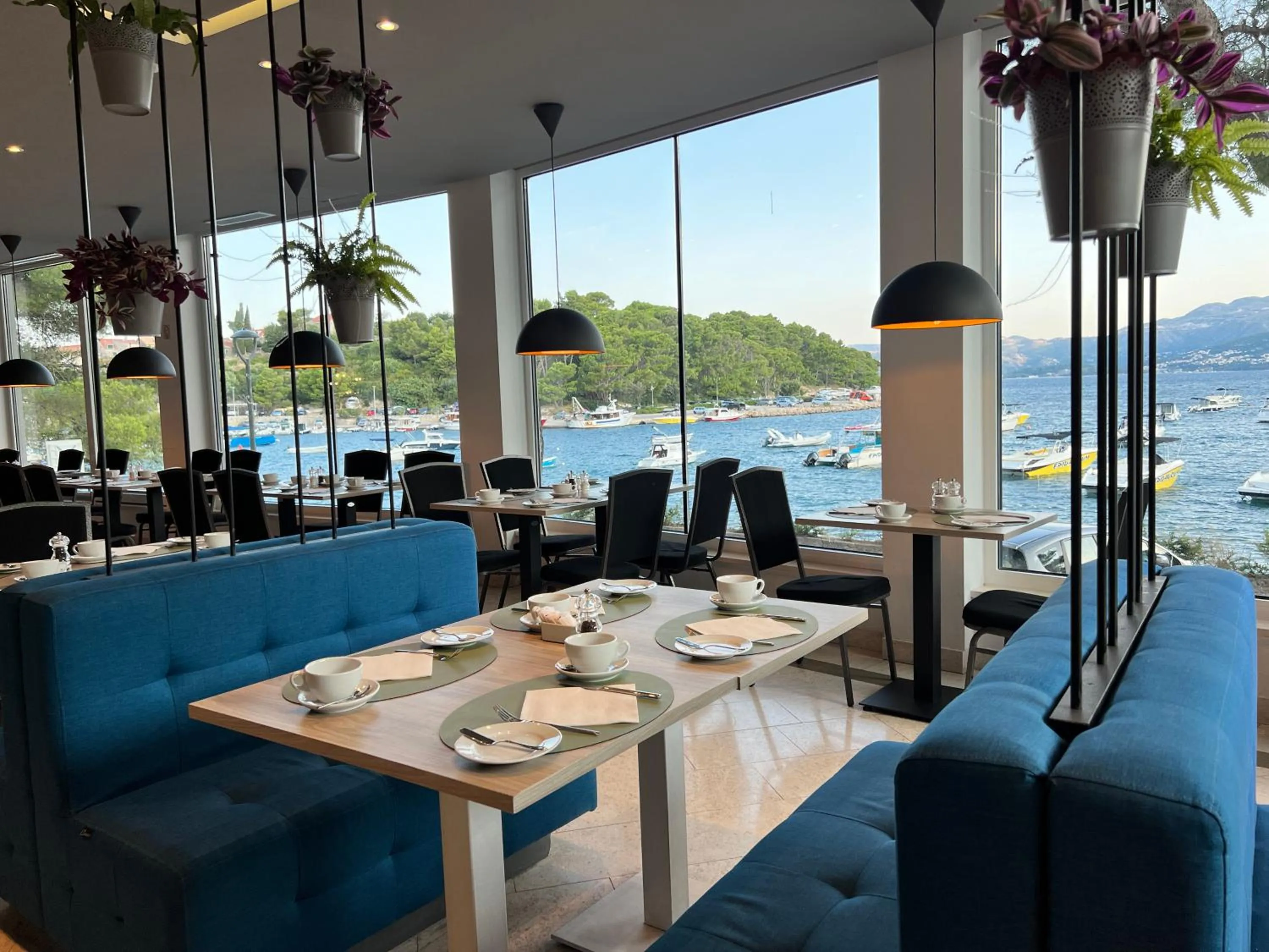 Restaurant/places to eat in Hotel Cavtat