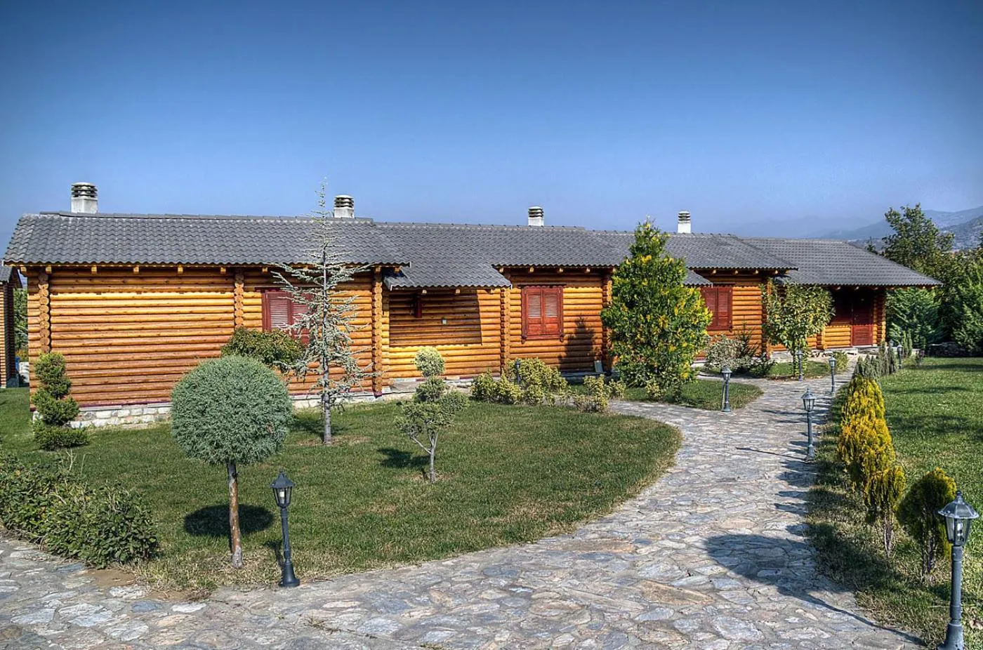 Facade/entrance in To Xilino Chorio