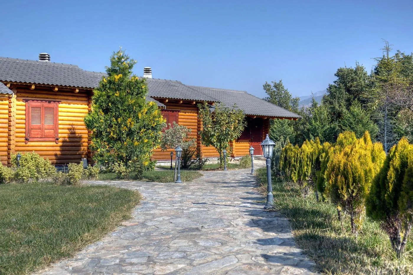 Facade/entrance in To Xilino Chorio