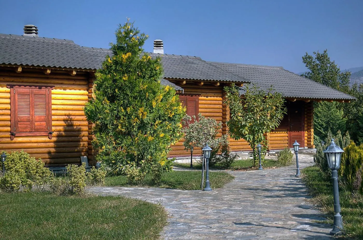 Facade/entrance in To Xilino Chorio