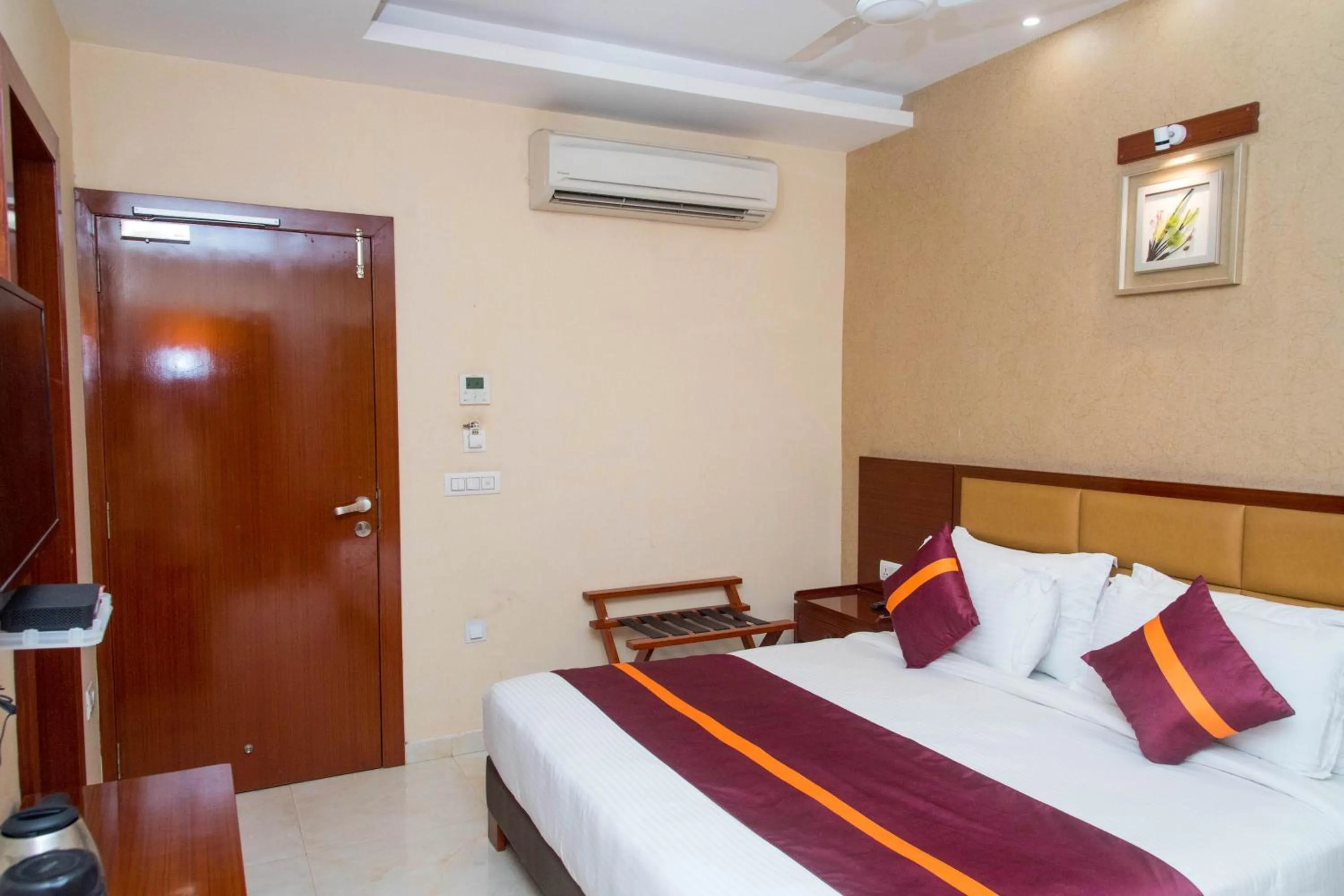 Bed in Raghu Mahal Hotel