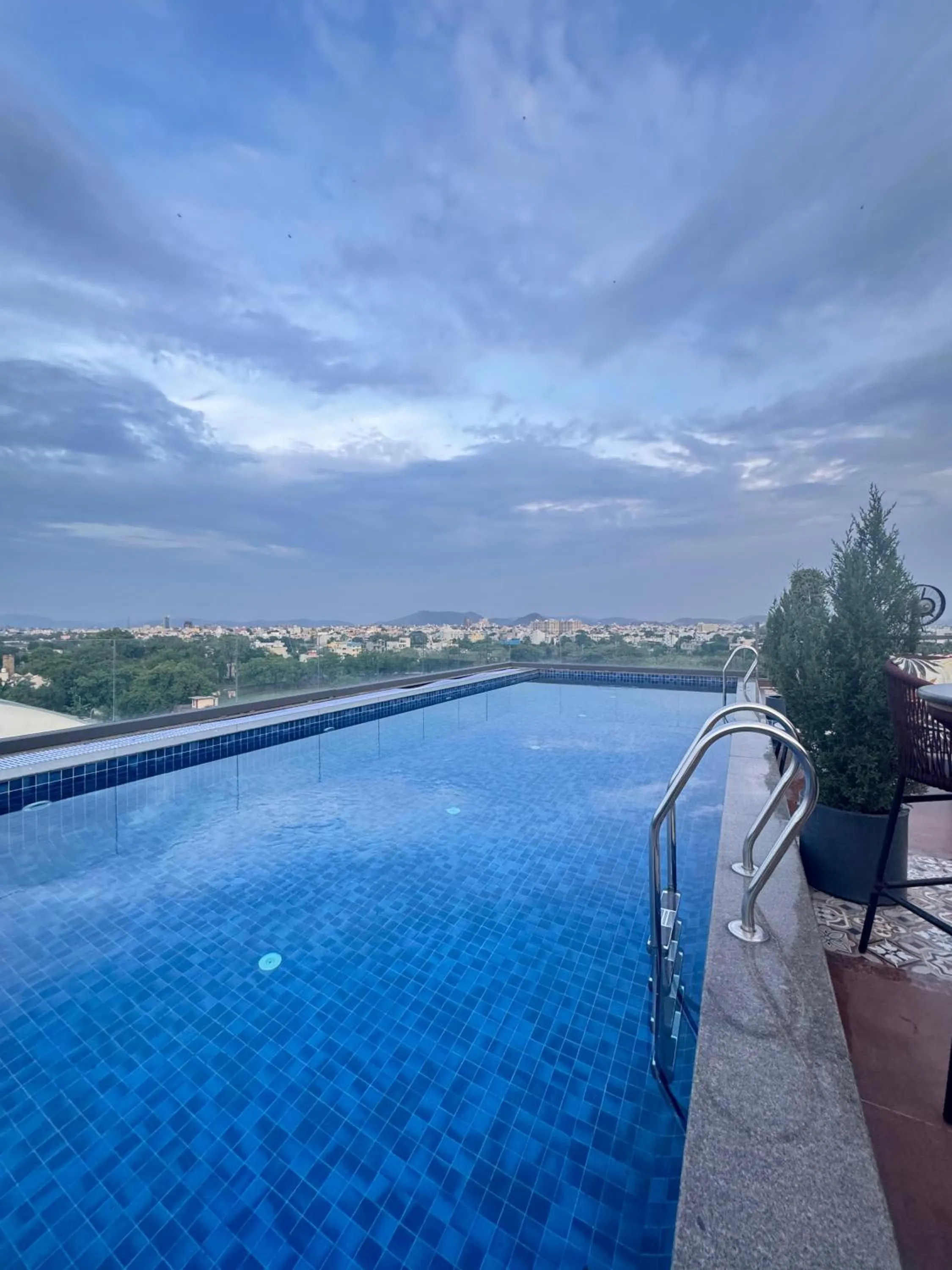 Swimming pool in Raghu Mahal Hotel