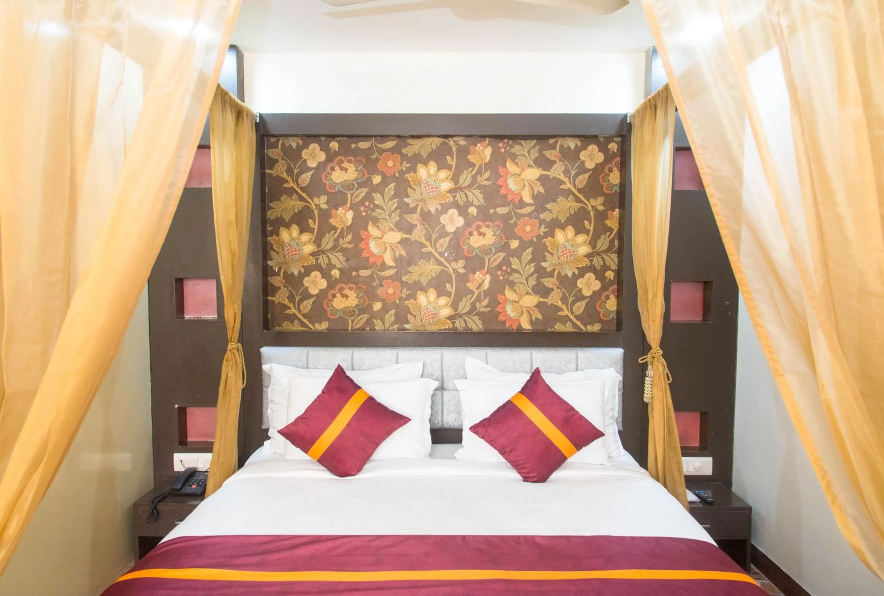 Bed in Raghu Mahal Hotel