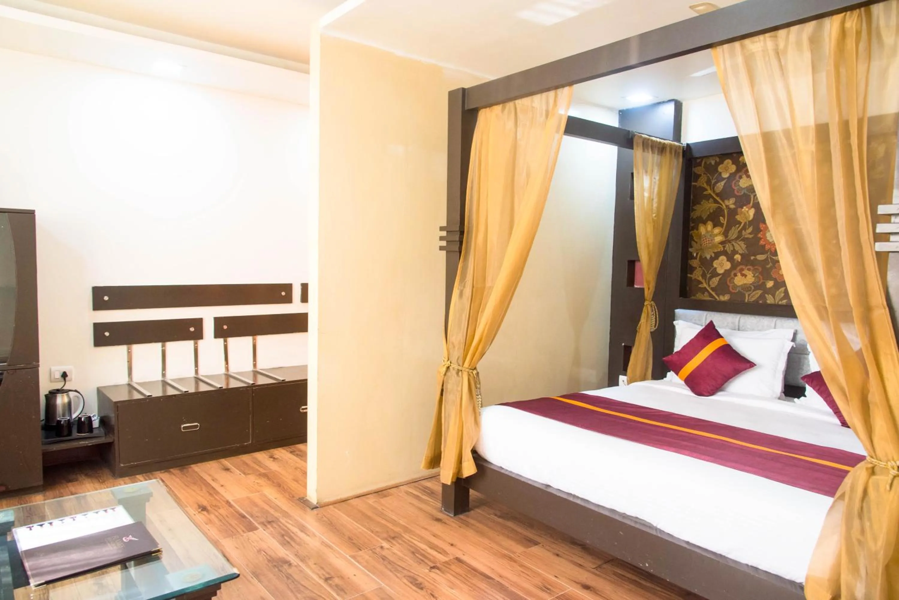 Bed in Raghu Mahal Hotel