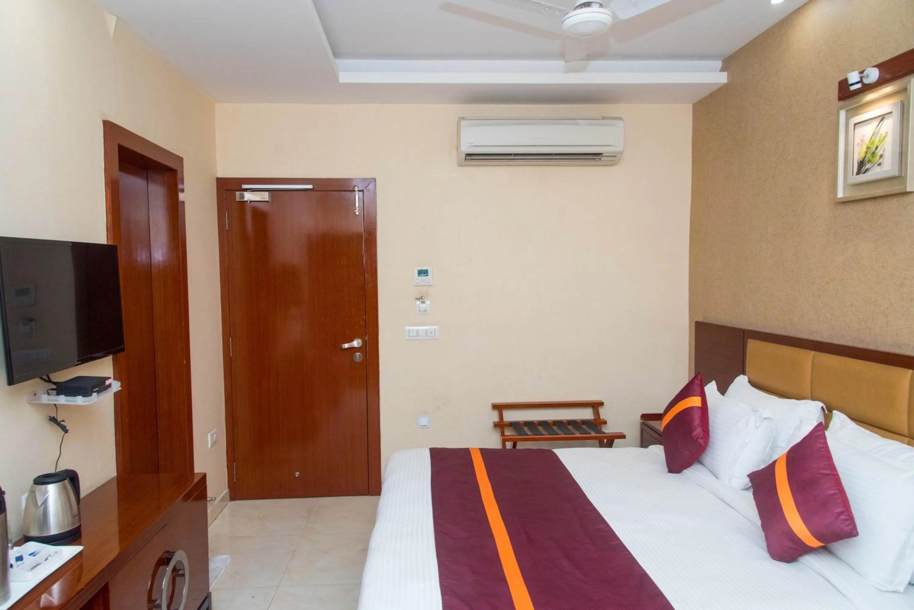 Bed in Raghu Mahal Hotel