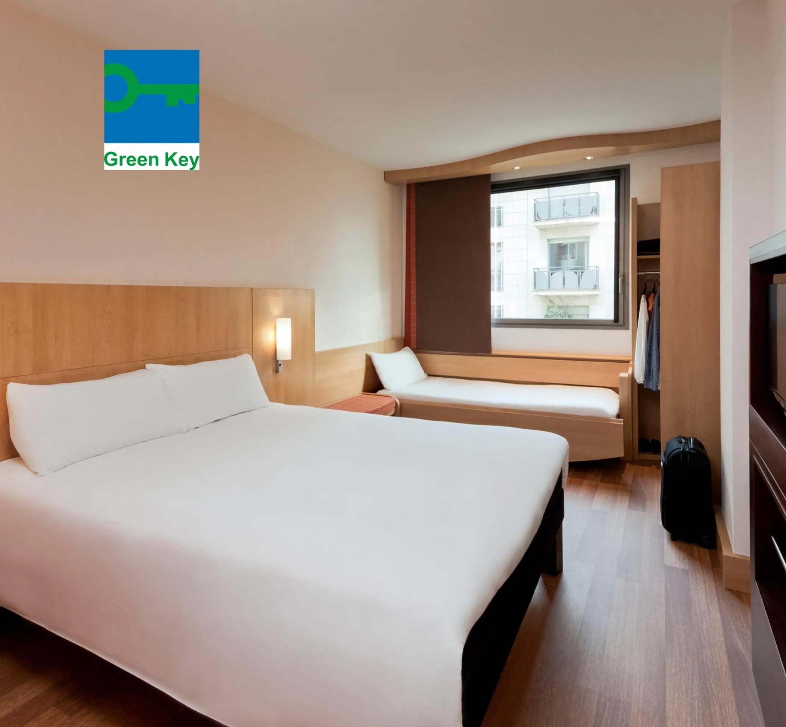 Photo of the whole room, Bed in Ibis Lleida
