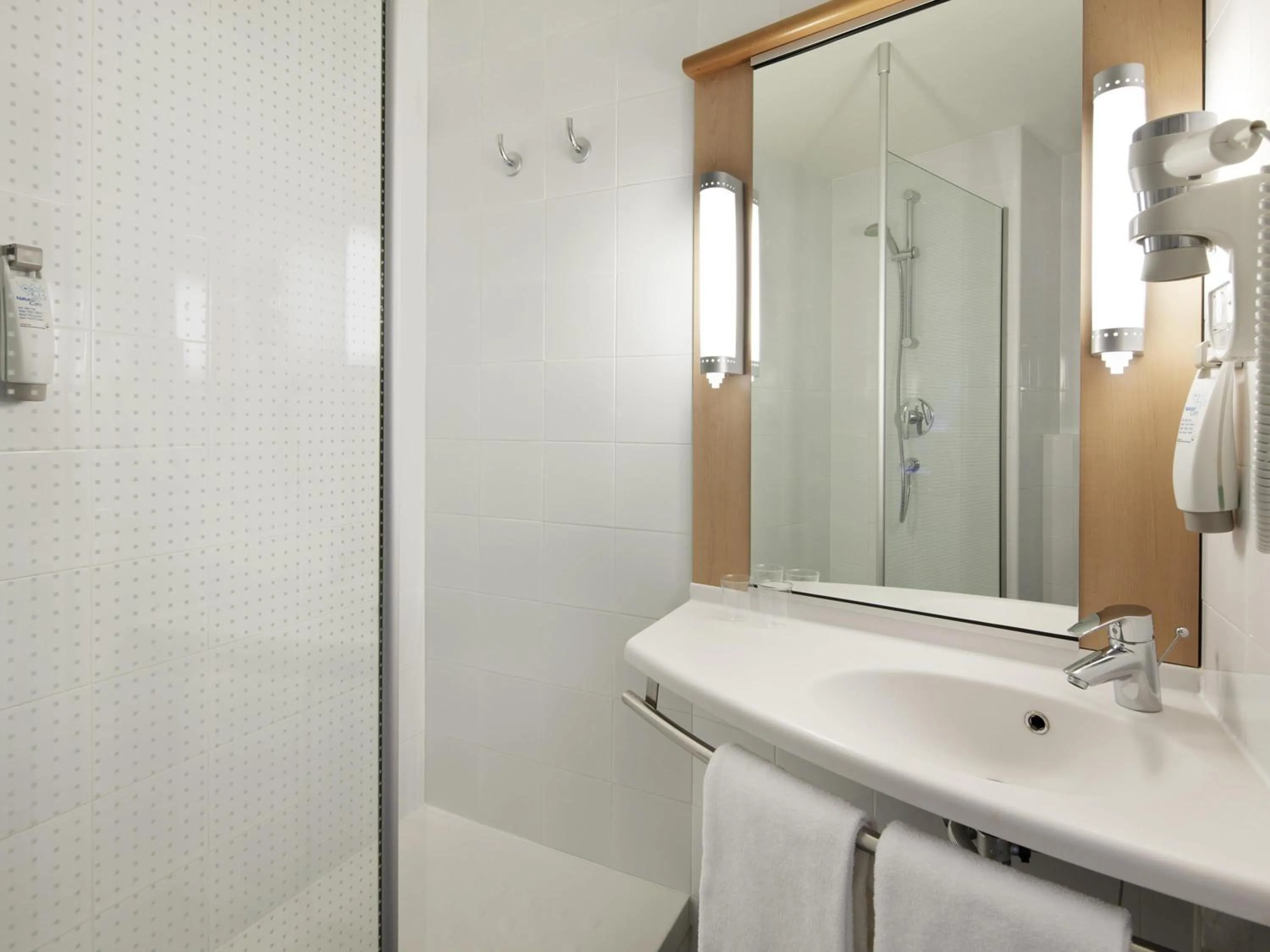 Bedroom in Ibis Lleida