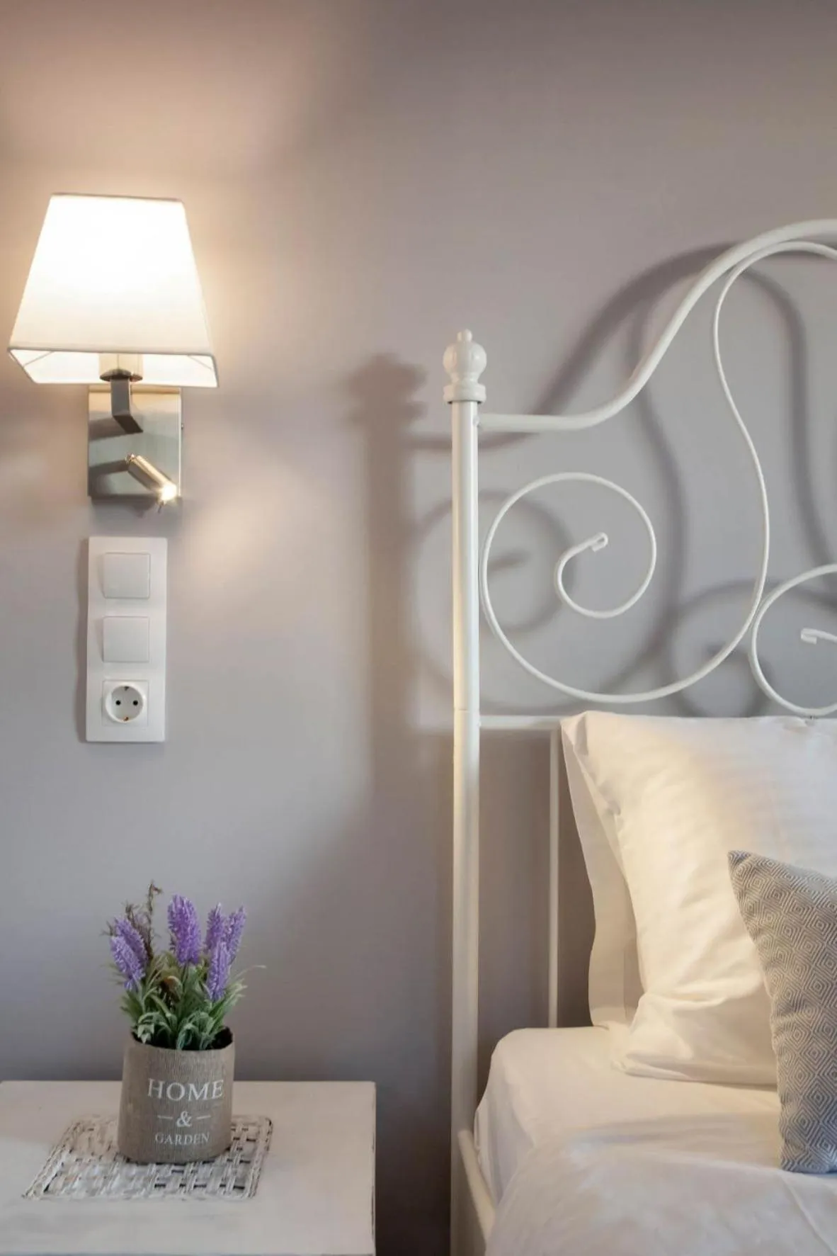 Bed in Lilly Apartments