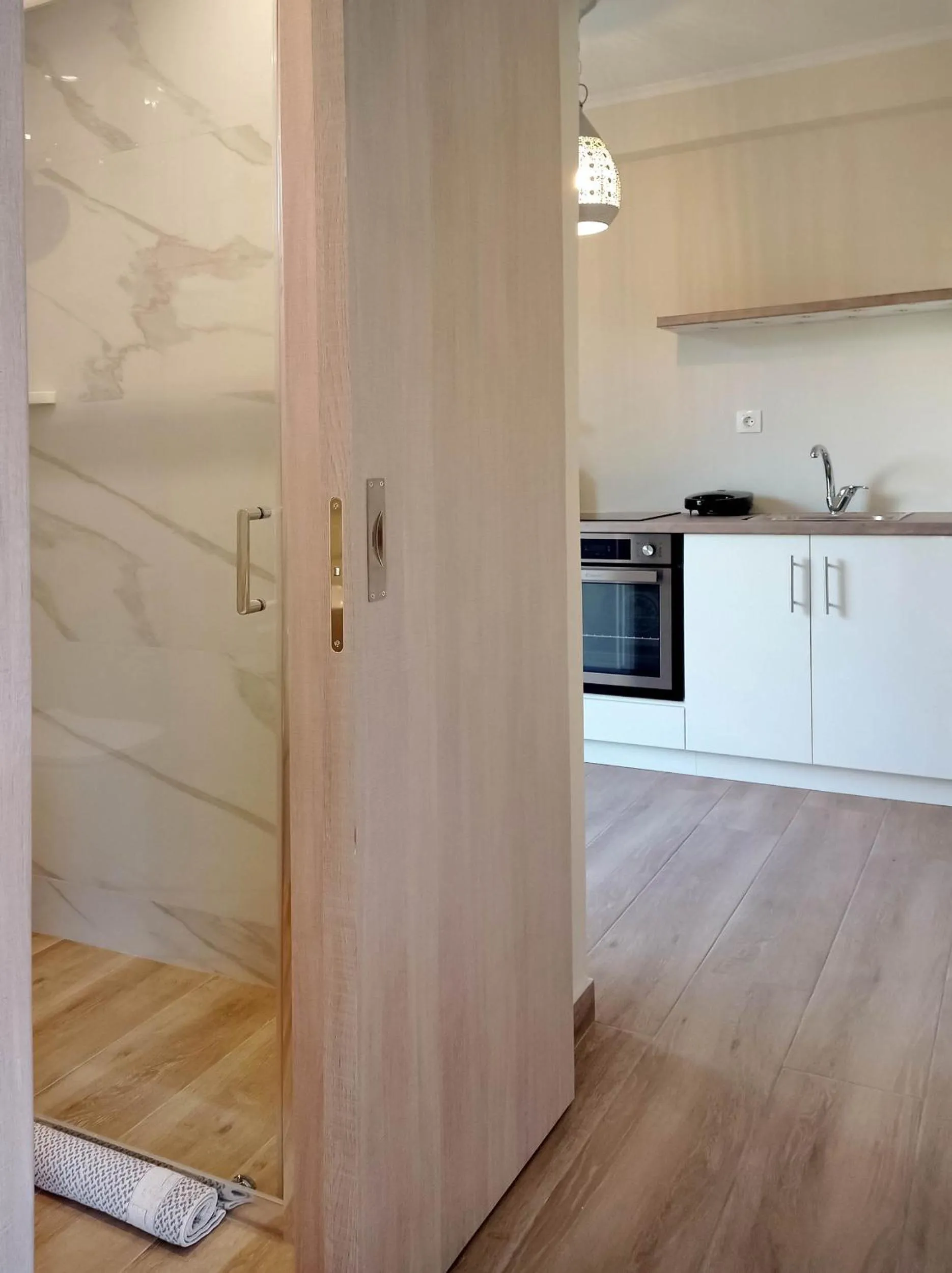 Kitchen or kitchenette in Lilly Apartments