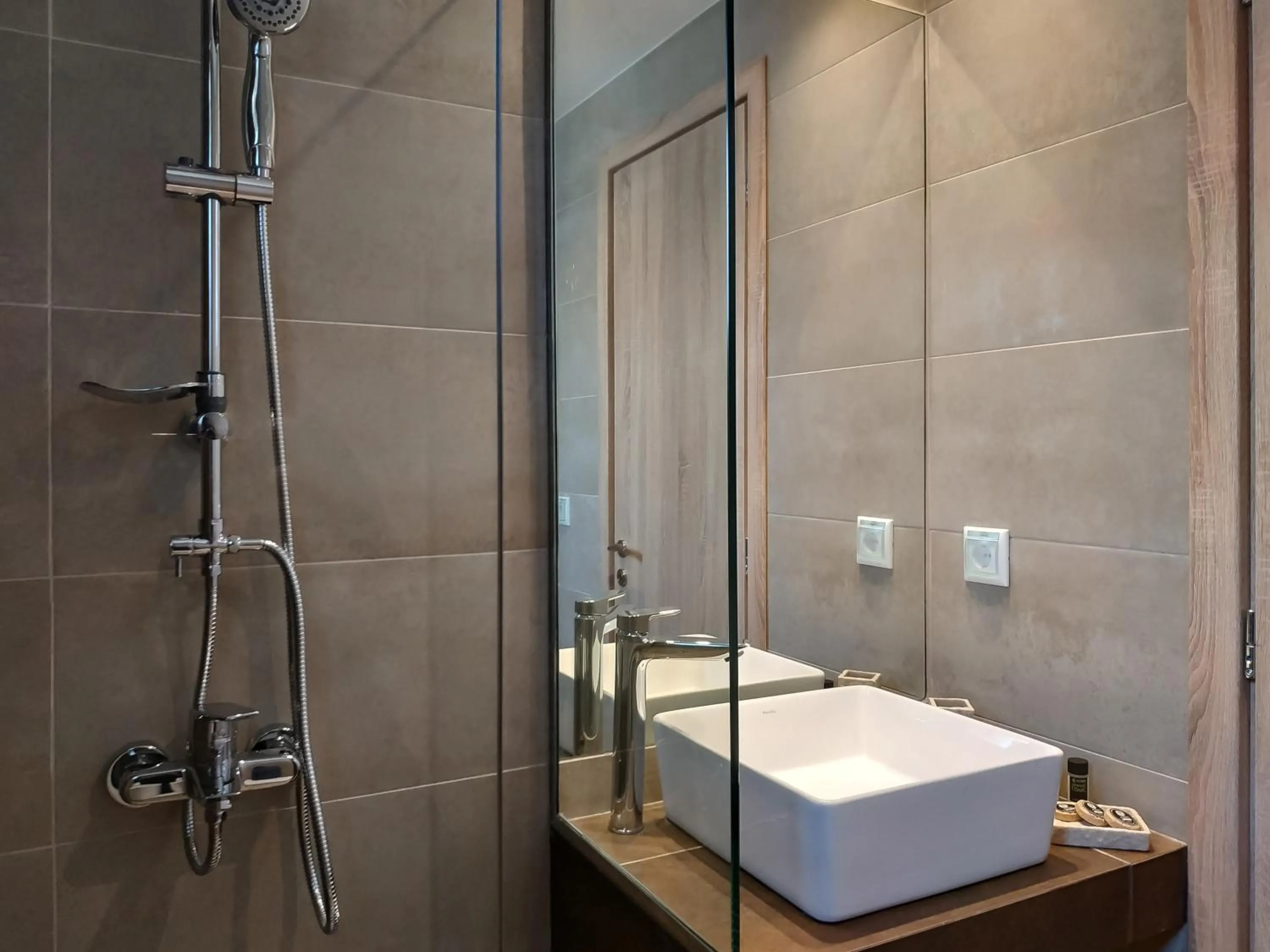 Shower in Lilly Apartments