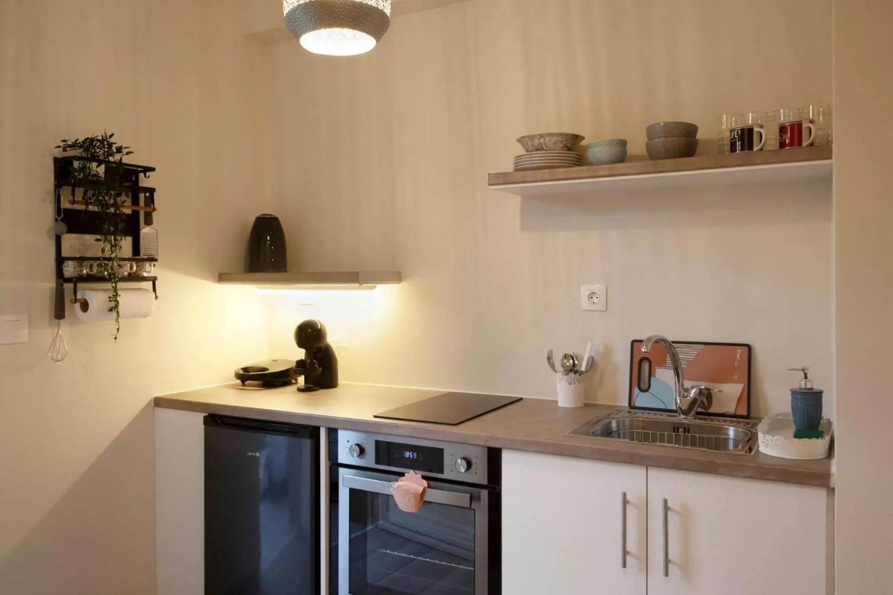 Coffee/tea facilities in Lilly Apartments