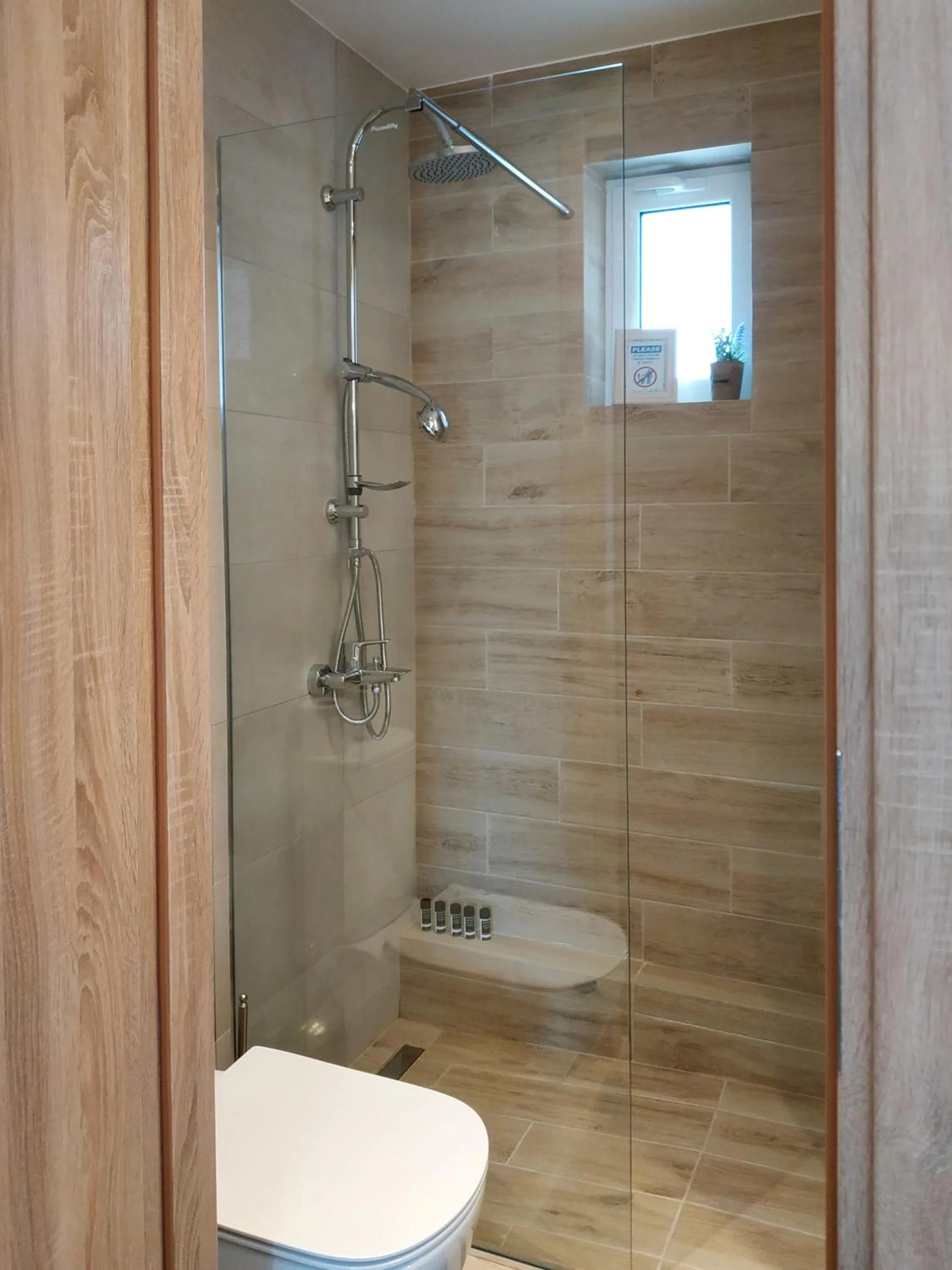 Shower in Lilly Apartments