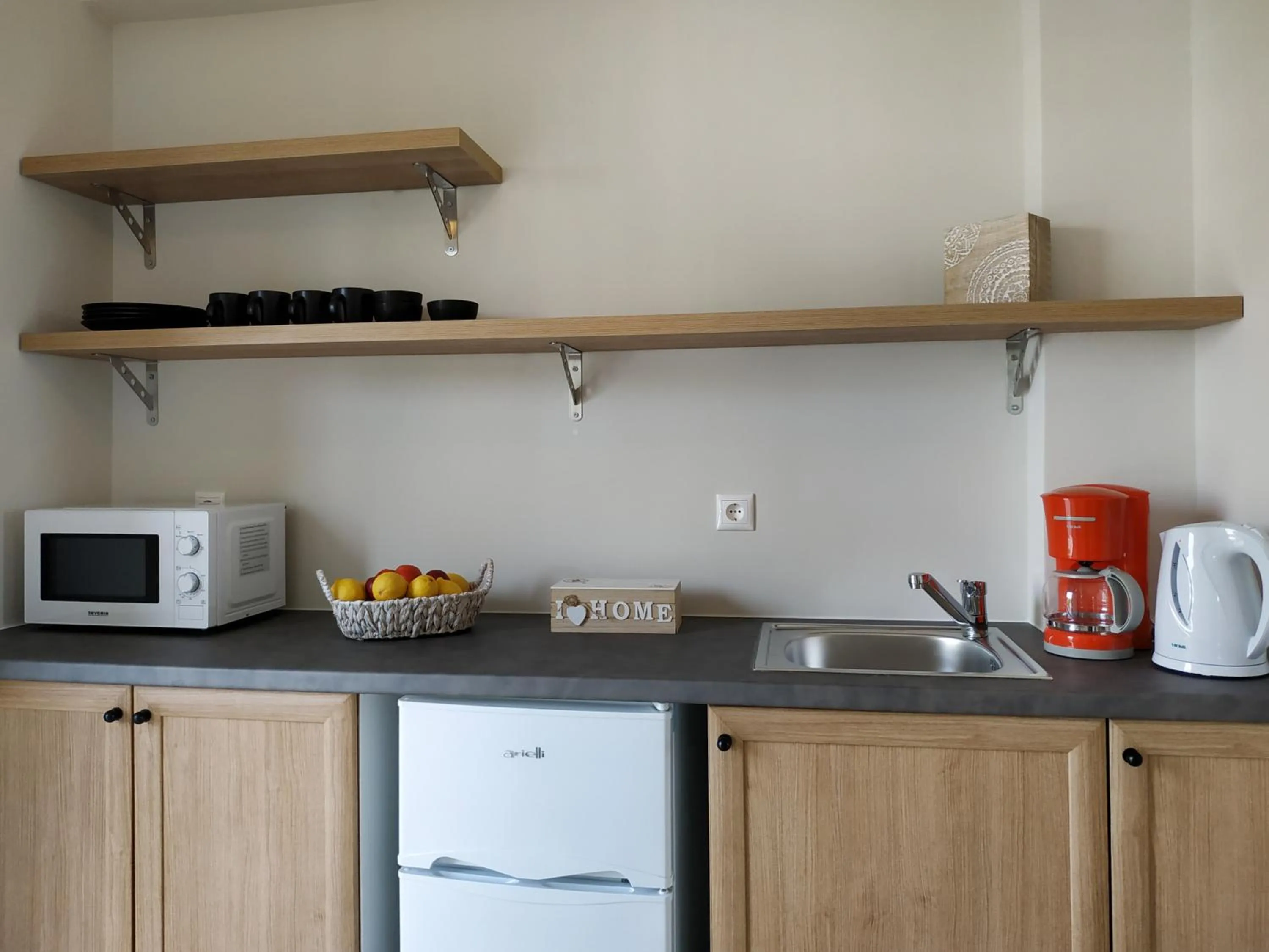 Kitchen or kitchenette in Lilly Apartments