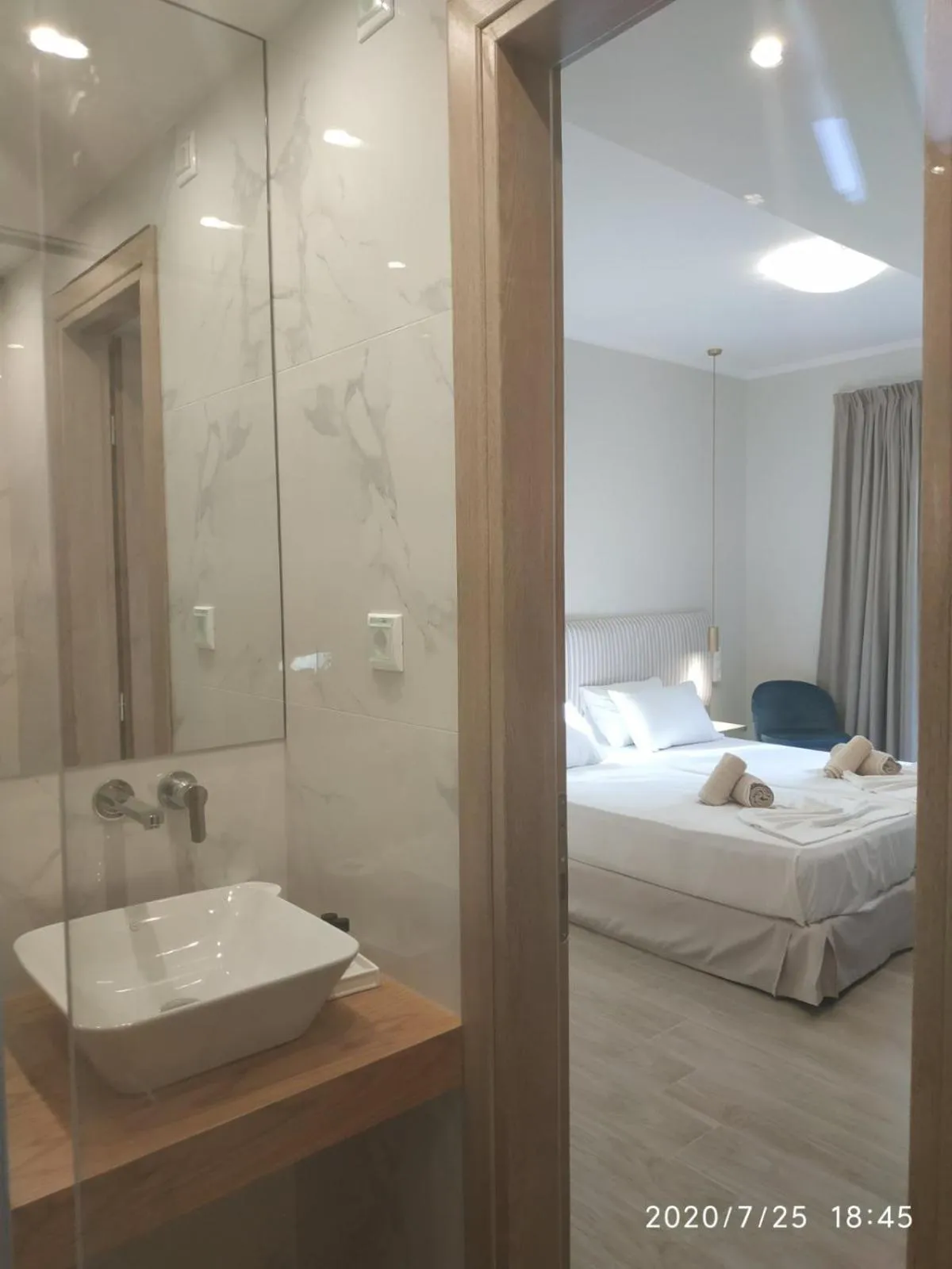 Bathroom, Bed in Lilly Apartments