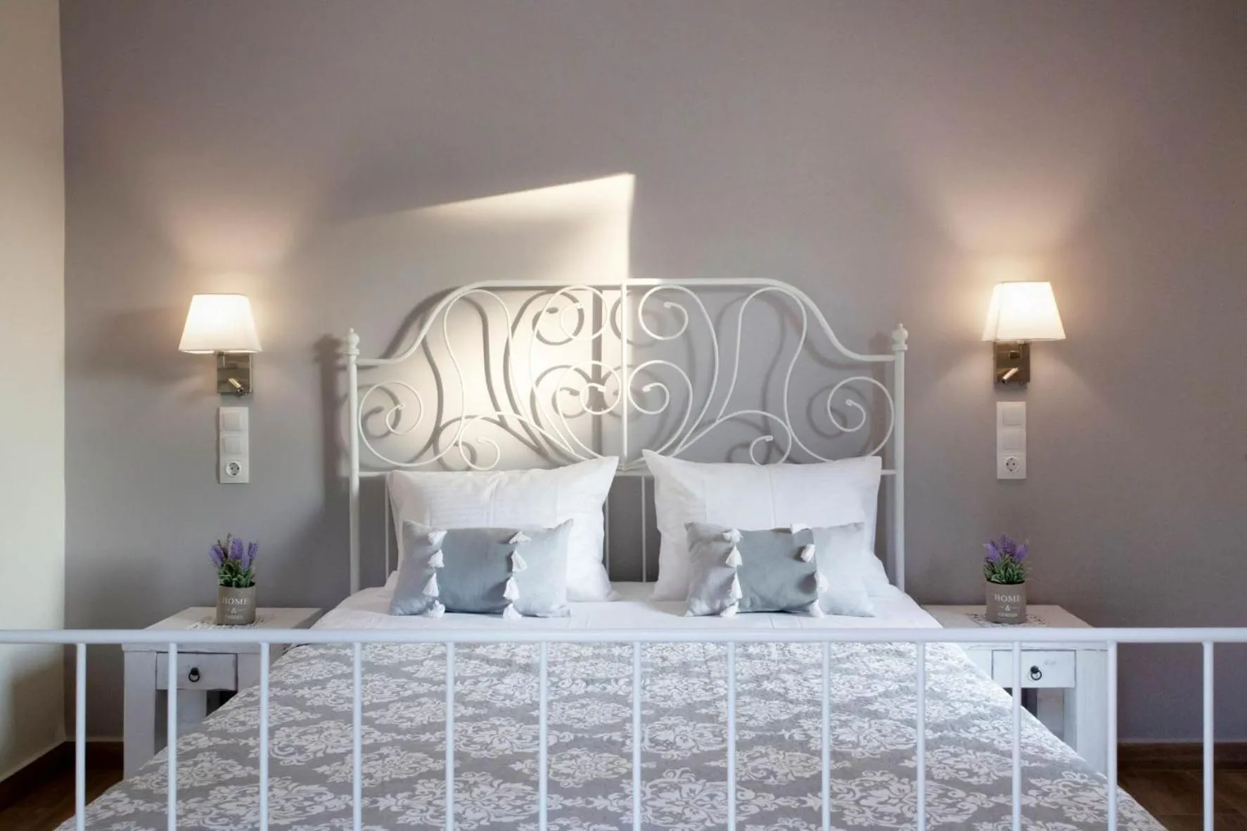 Bed in Lilly Apartments