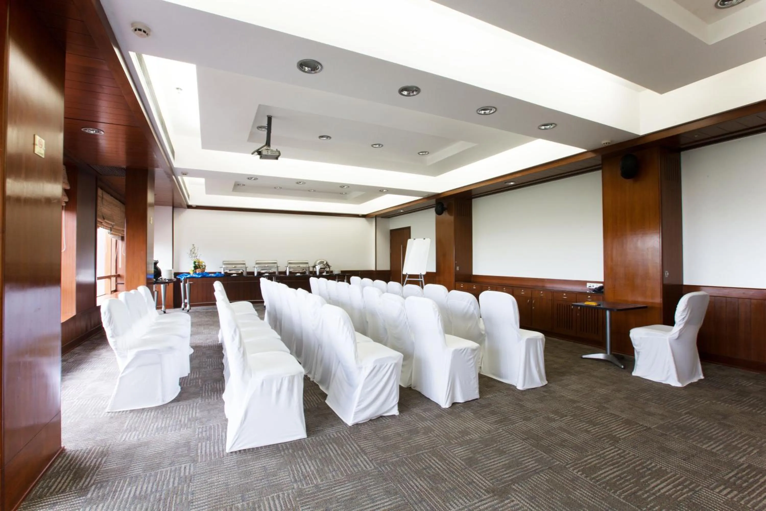 Business facilities in E Square The Fern, Pune