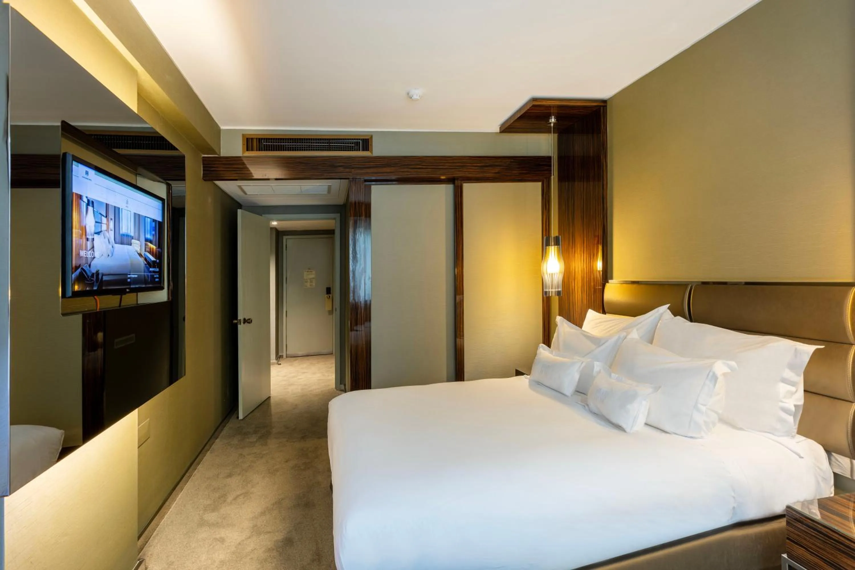 Bedroom, Bed in Altis Grand Hotel