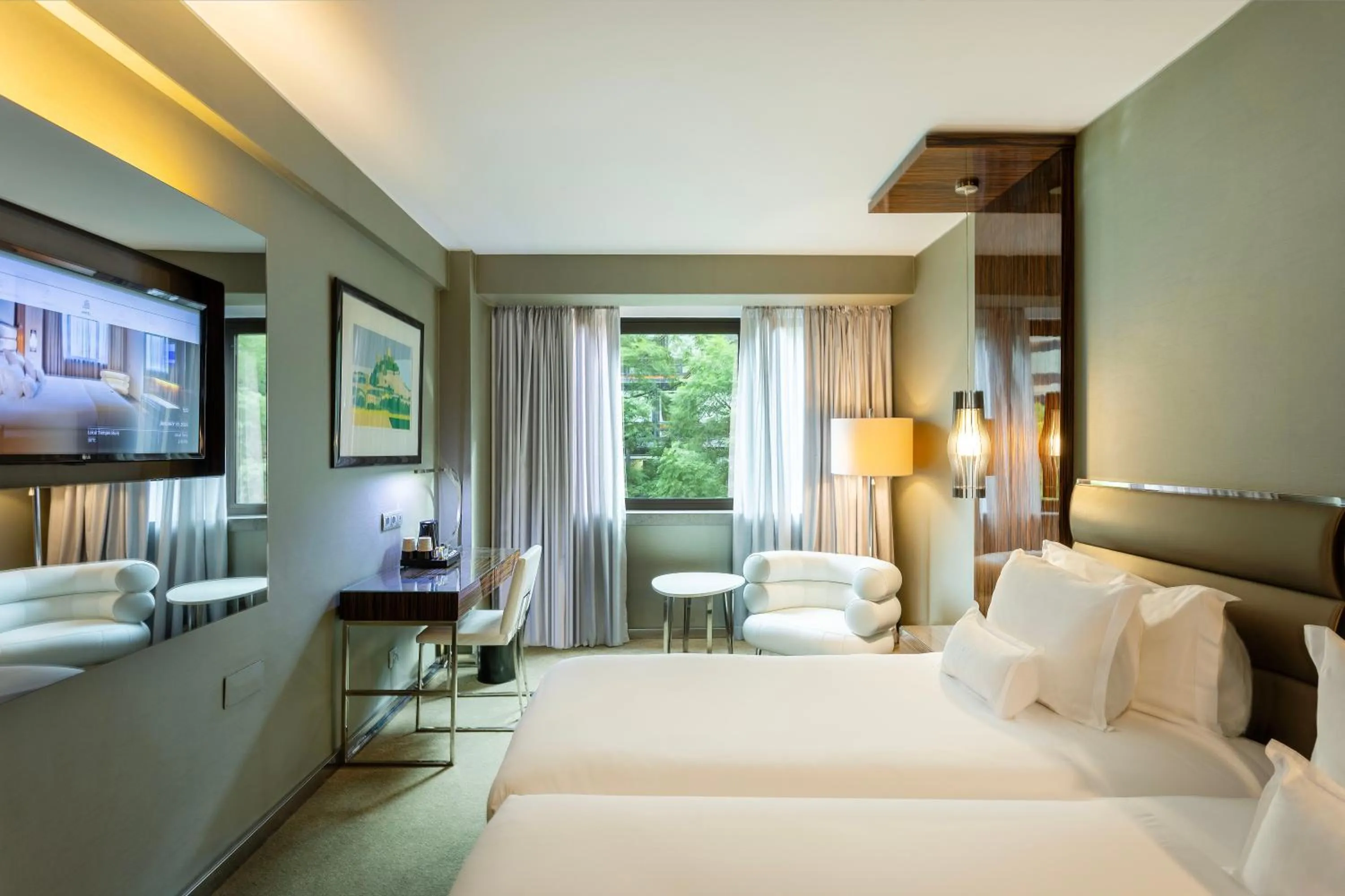 Bedroom, Bed in Altis Grand Hotel