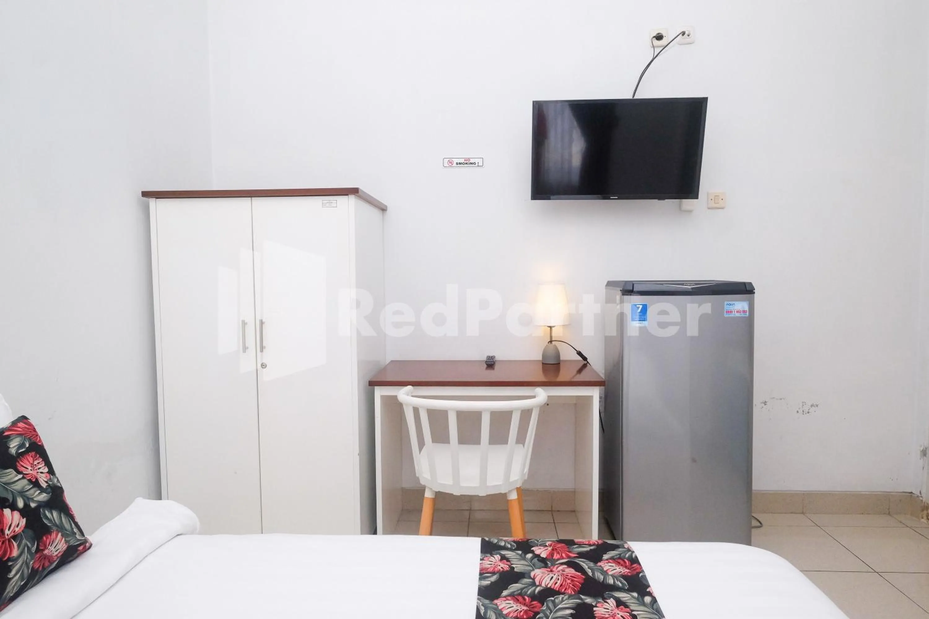 Bed in Just 11 Boutique Syariah Mitra RedDoorz near UGM Yogyakarta