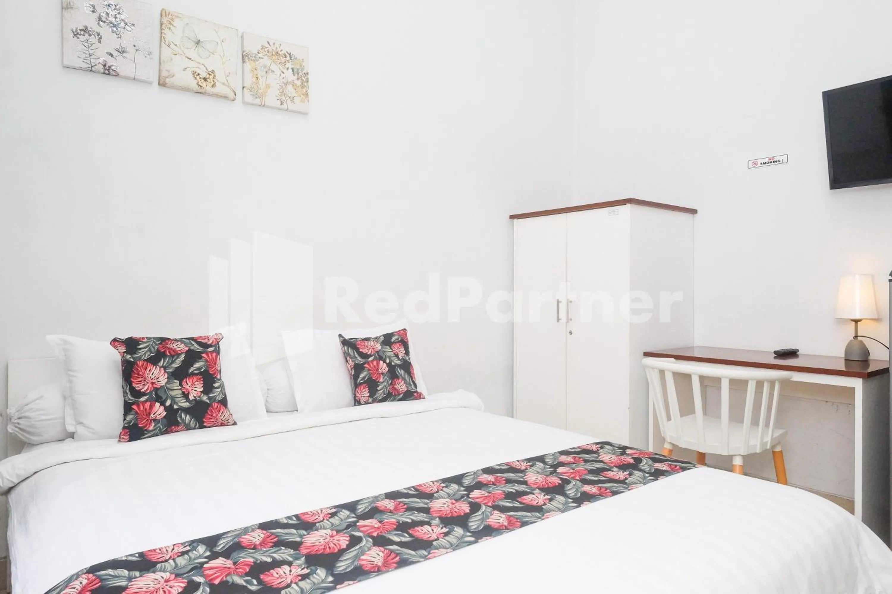 Bed in Just 11 Boutique Syariah Mitra RedDoorz near UGM Yogyakarta