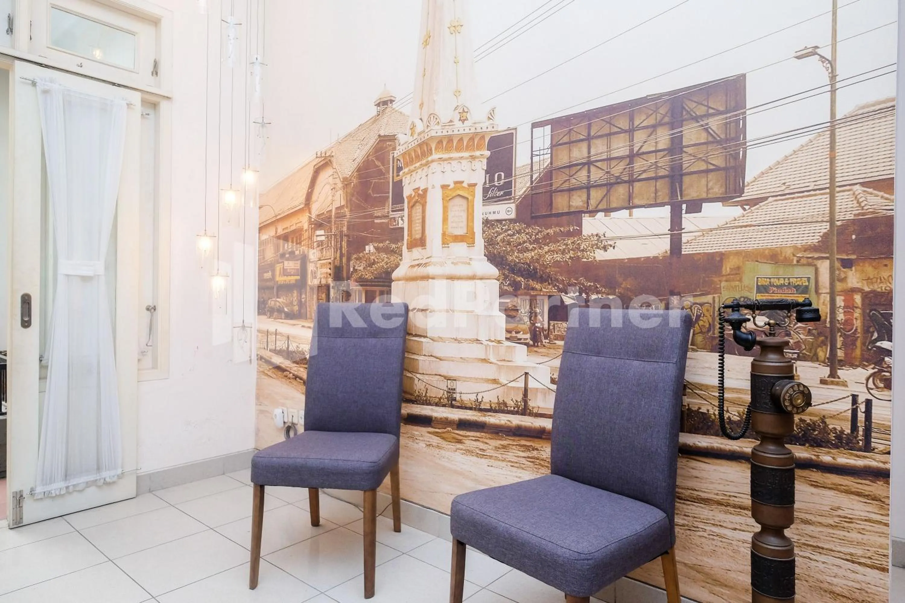 Seating area in Just 11 Boutique Syariah Mitra RedDoorz near UGM Yogyakarta