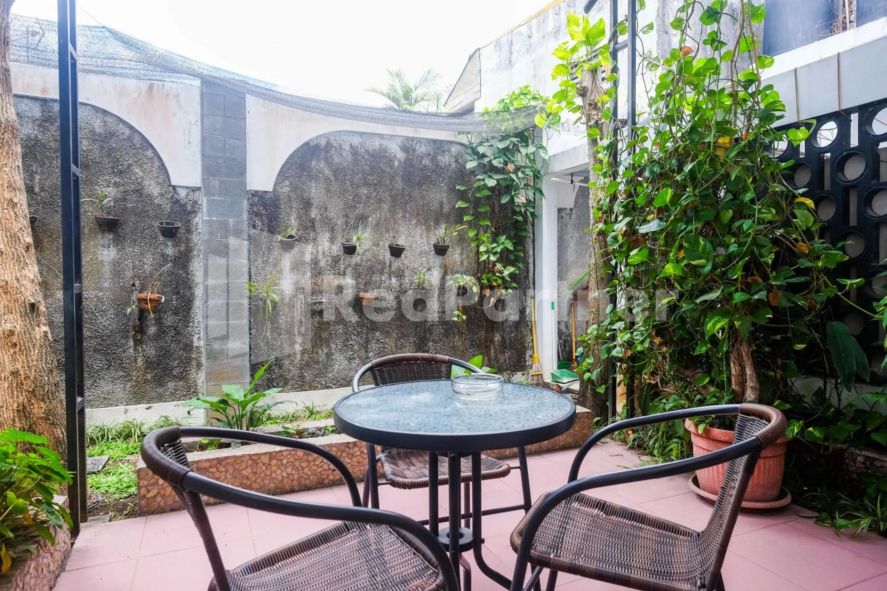 Seating area in Just 11 Boutique Syariah Mitra RedDoorz near UGM Yogyakarta