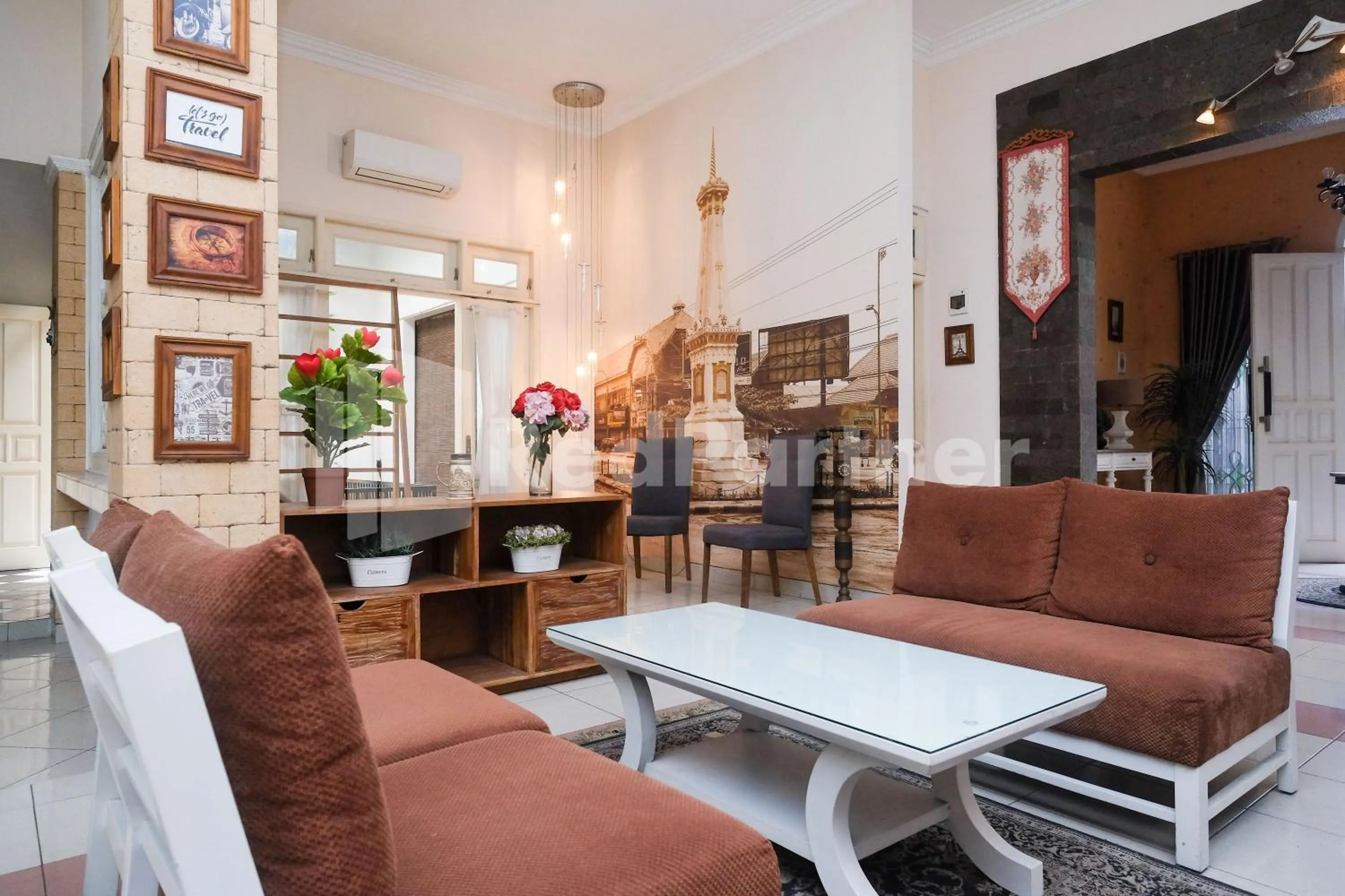 Seating area in Just 11 Boutique Syariah Mitra RedDoorz near UGM Yogyakarta