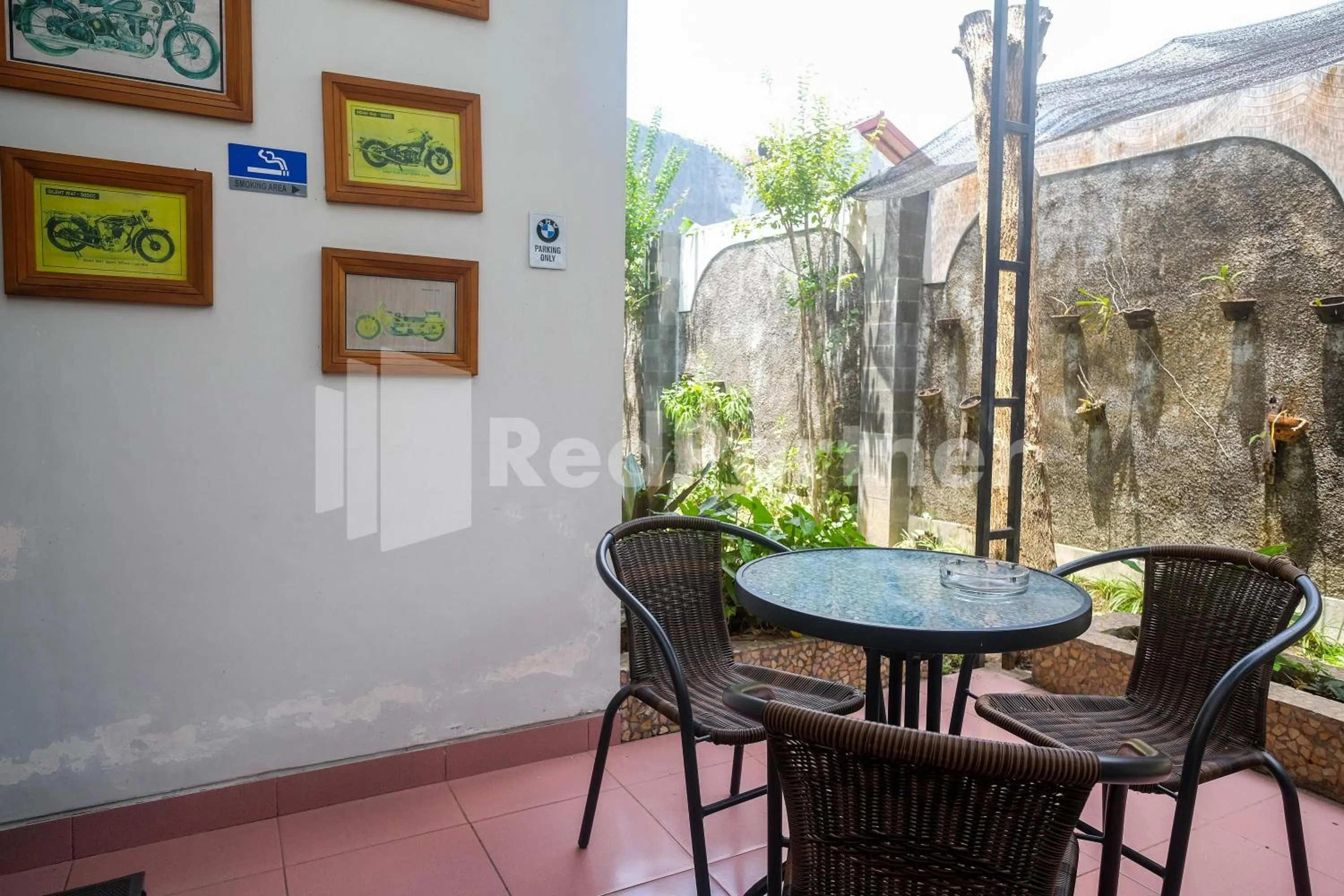 Dining area in Just 11 Boutique Syariah Mitra RedDoorz near UGM Yogyakarta